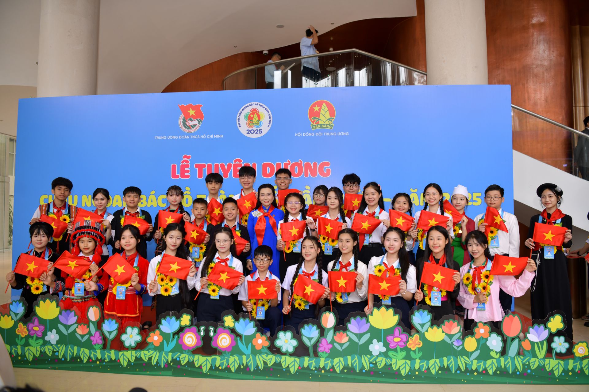 Các bạn đội viên, thiếu nhi thể hiện tình yêu đất nước tại Đại hội Cháu ngoan Bác Hồ
