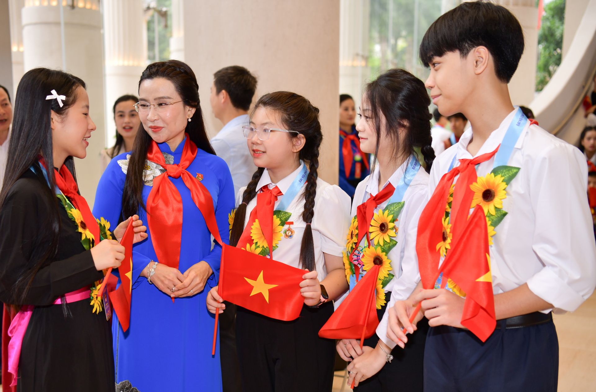 Bí thư T.Ư Đoàn, Chủ tịch Hội đồng Đội T.Ư Nguyễn Phạm Duy Trang trò chuyện cùng các đại biểu thiếu nhi