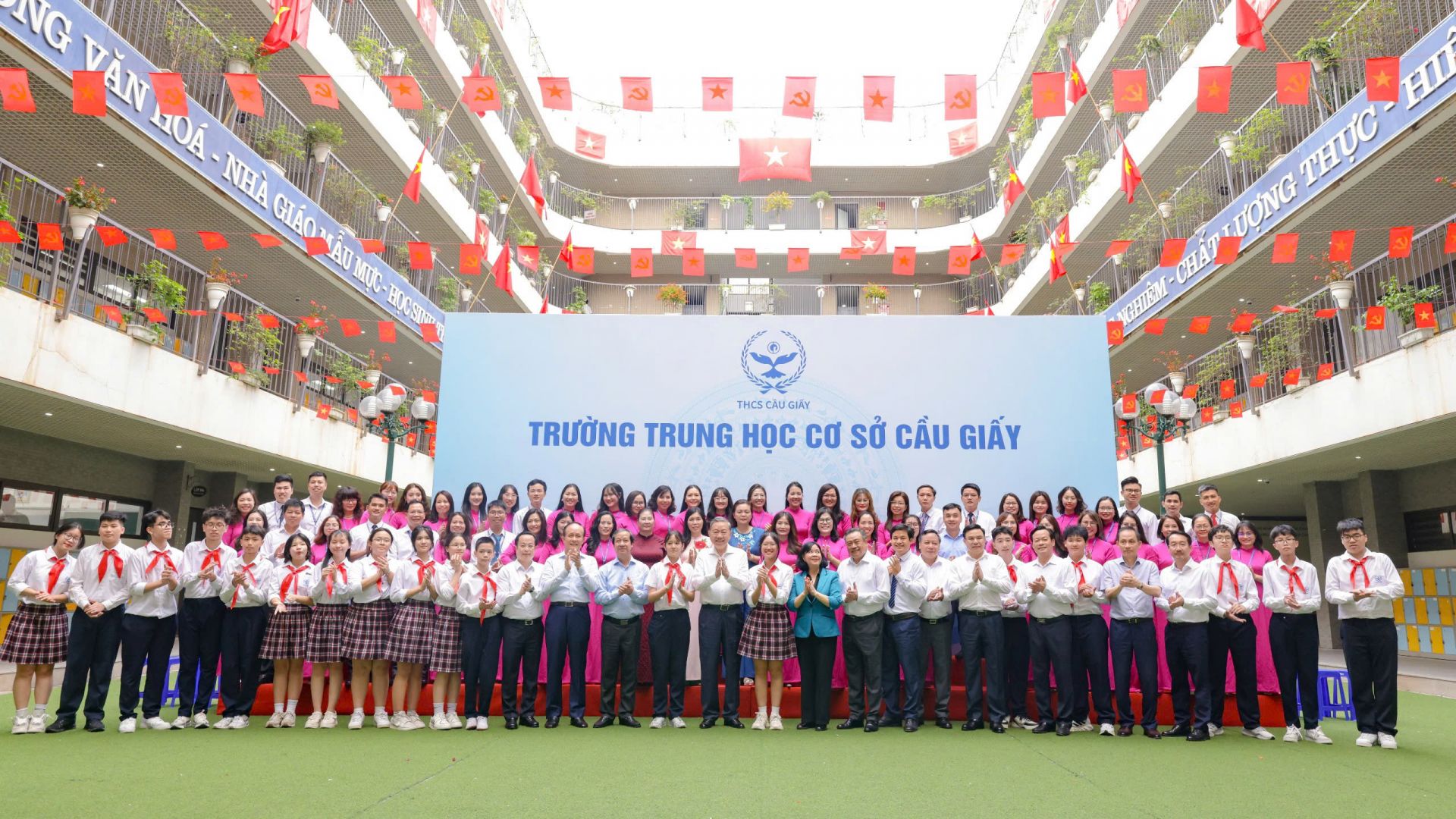 Tổng Bí thư Tô Lâm cùng đoàn công tác chụp ảnh lưu niệm cùng thầy và trò trường Trung học Phổ thông chuyên Hà Nội - Amsterdam Tổng Bí thư Tô Lâm cùng đoàn công tác chụp ảnh lưu niệm cùng thầy và trò trường Trung học Phổ thông chuyên Hà Nội - Amsterdam