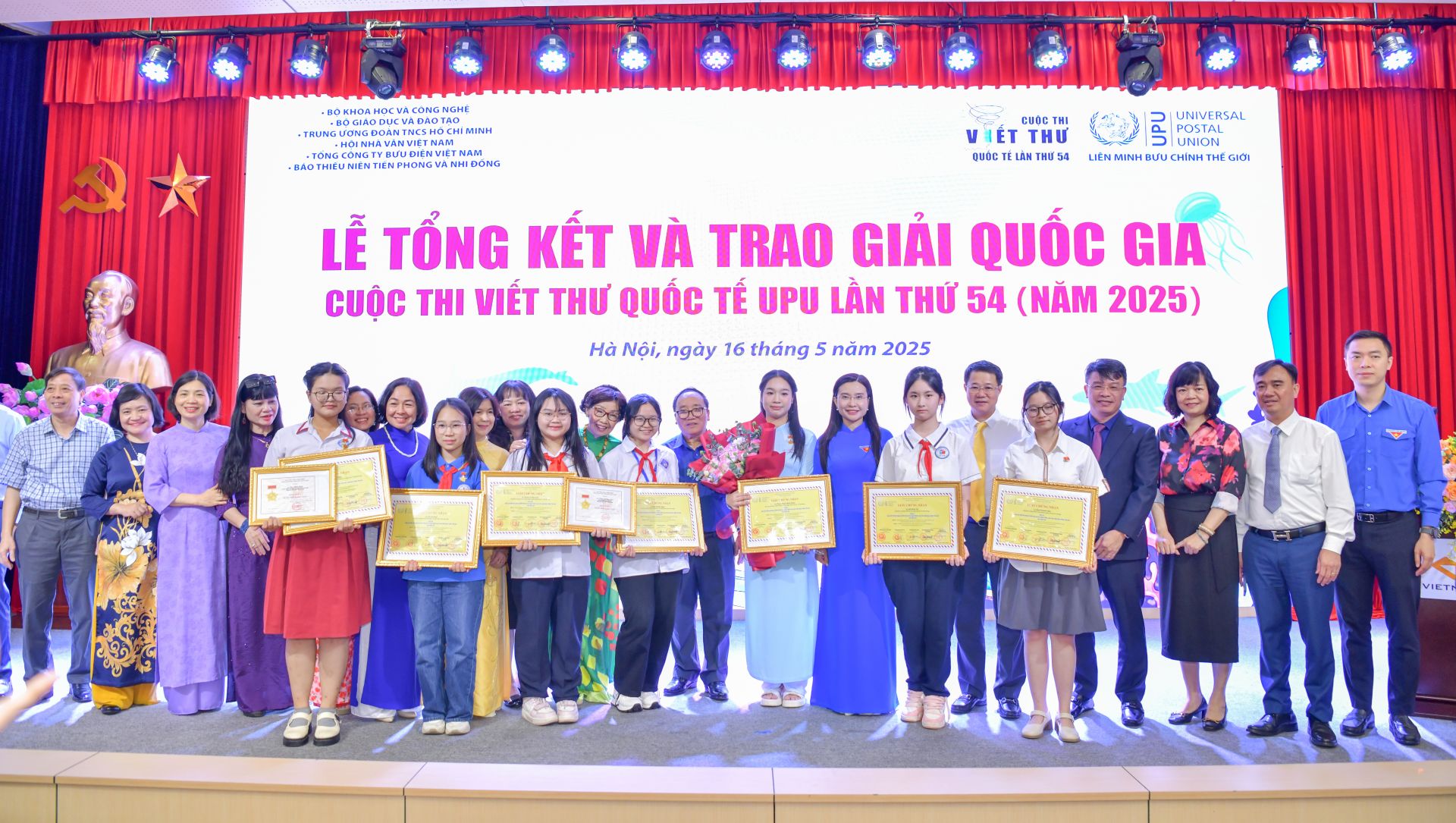 Ban tổ chức chụp ảnh lưu niệm cùng các bạn học sinh đoạt giải Ban tổ chức chụp ảnh lưu niệm cùng các bạn học sinh đoạt giải