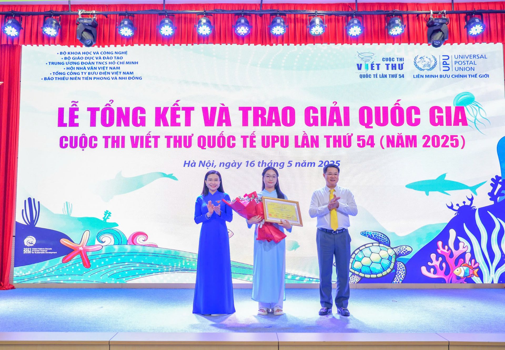 Bí thư T.Ư Đoàn, Chủ tịch Hội Đồng đội T.ƯNguyễn Phạm Duy Trang và ông Nguyễn Trường Giang - Phụ trách Hội đồng thành viên, Tổng Công ty Bưu điện Việt Nam trao giải Nhất cho em Phạm Đoàn Minh Khuê Bí thư T.Ư Đoàn, Chủ tịch Hội Đồng đội T.ƯNguyễn Phạm Duy Trang và ông Nguyễn Trường Giang - Phụ trách Hội đồng thành viên, Tổng Công ty Bưu điện Việt Nam trao giải Nhất cho em Phạm Đoàn Minh Khuê