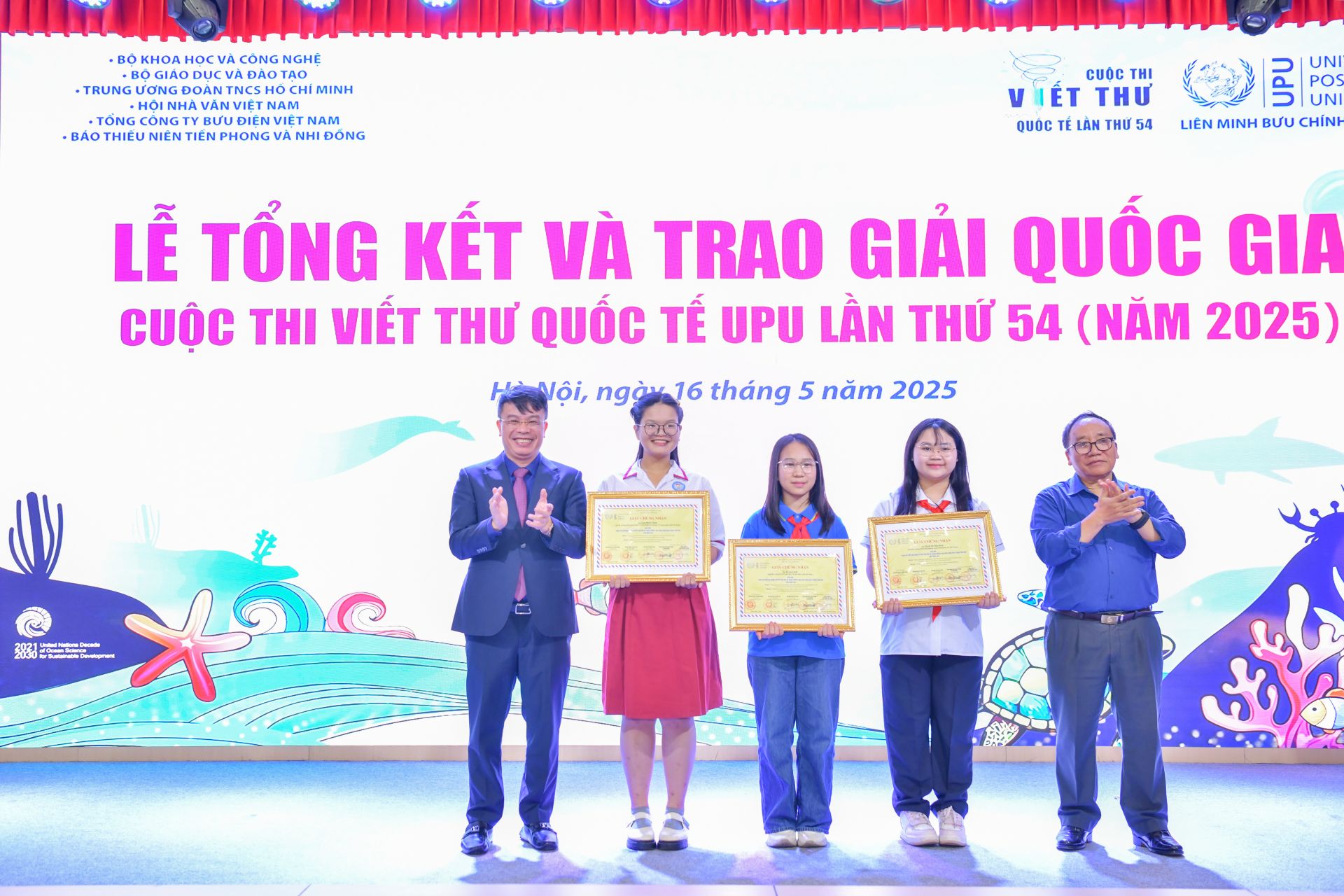 Nhà văn, nhà báo Nguyễn Phan Khuê và nhà thơ Trần Đăng Khoa chúc mừng các em học sinh đoạt giải Nhì Nhà văn, nhà báo Nguyễn Phan Khuê và nhà thơ Trần Đăng Khoa chúc mừng các em học sinh đoạt giải Nhì