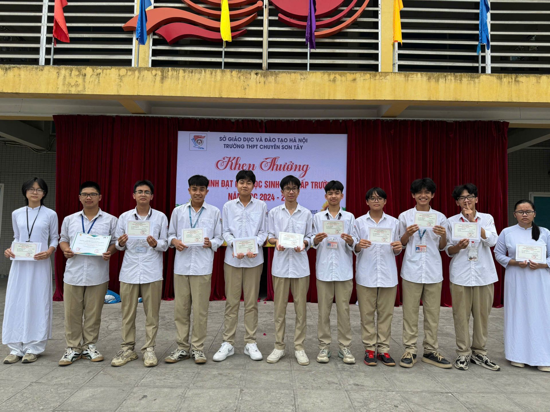 Bình Minh và các bạn nhận phần thưởng của nhà trường nhờ những nỗ lực trong học tập Bình Minh và các bạn nhận phần thưởng của nhà trường nhờ những nỗ lực trong học tập