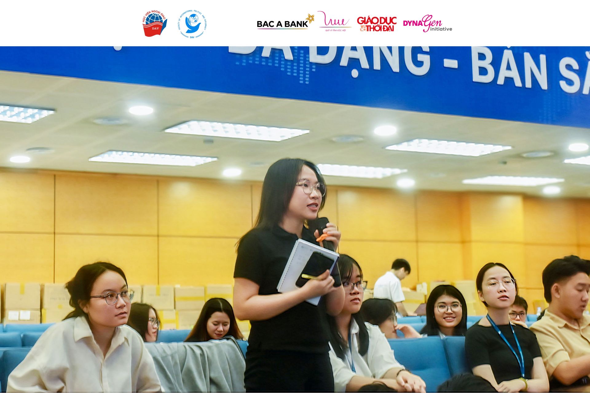 Sinh viên hào hứng đặt câu hỏi cho diễn giả trong buổi workshop Sinh viên hào hứng đặt câu hỏi cho diễn giả trong buổi workshop