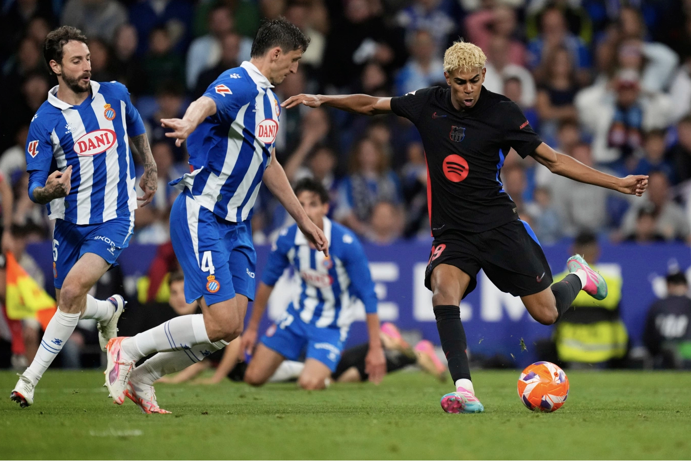 Lamine Yamal dứt điểm ghi bàn mở tỷ số cho Barca. Lamine Yamal dứt điểm ghi bàn mở tỷ số cho Barca.