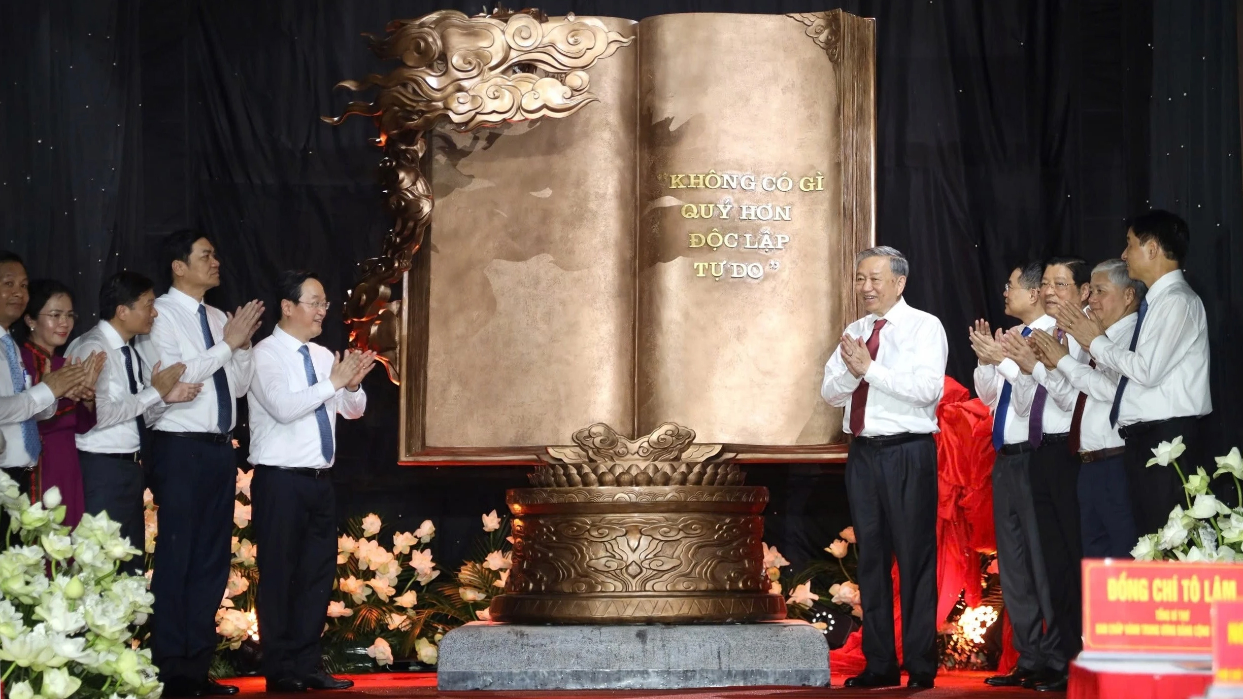 Tổng Bí thư Tô Lâm trao tặng tác phẩm điêu khắc “Việt Nam - những trang sử vàng” đến Khu di tích quốc gia đặc biệt Kim Liên Tổng Bí thư Tô Lâm trao tặng tác phẩm điêu khắc “Việt Nam - những trang sử vàng” đến Khu di tích quốc gia đặc biệt Kim Liên