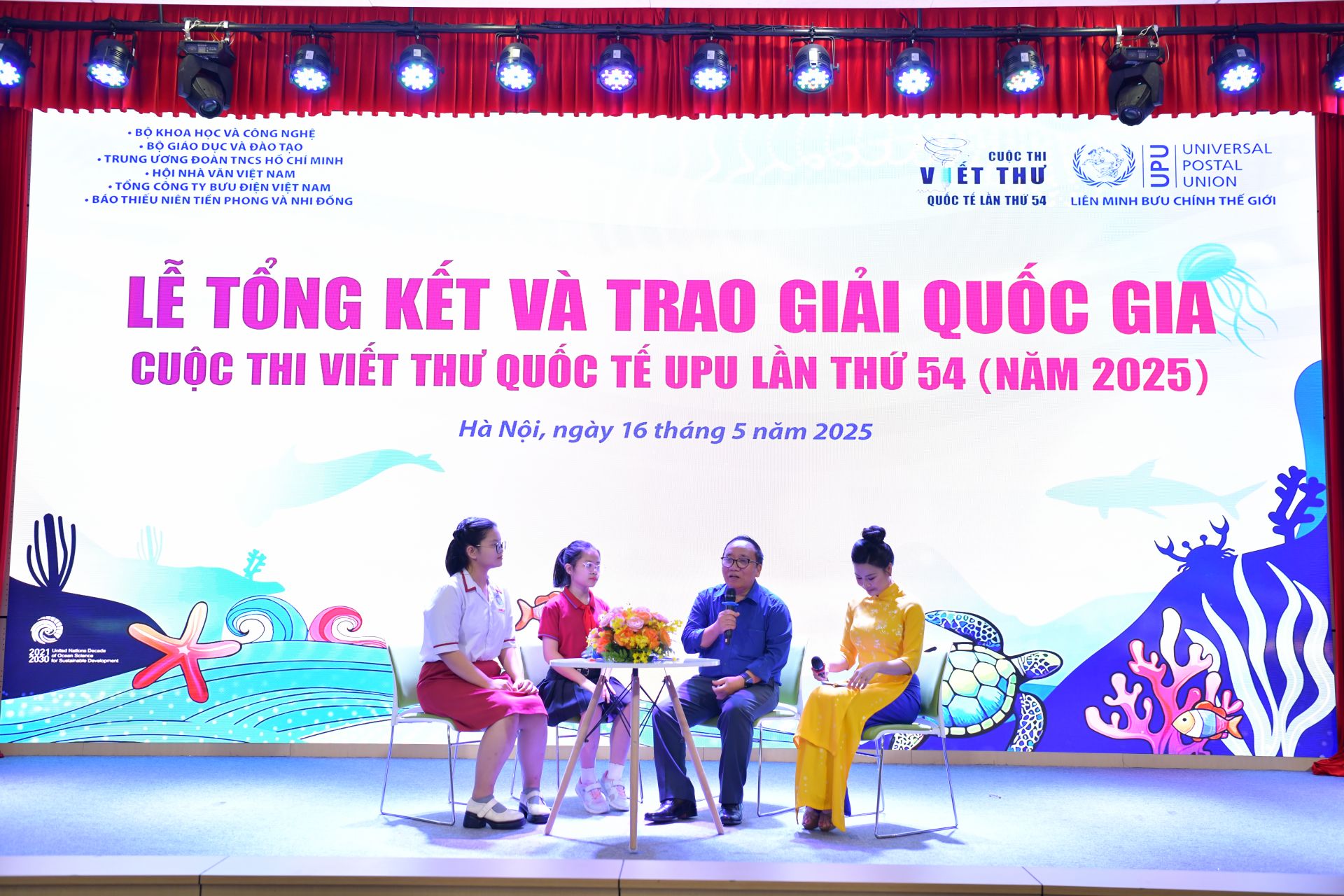 Nhà thơ Trần Đăng Khoa giao lưu cùng các bạn thí sinh đoạt giải