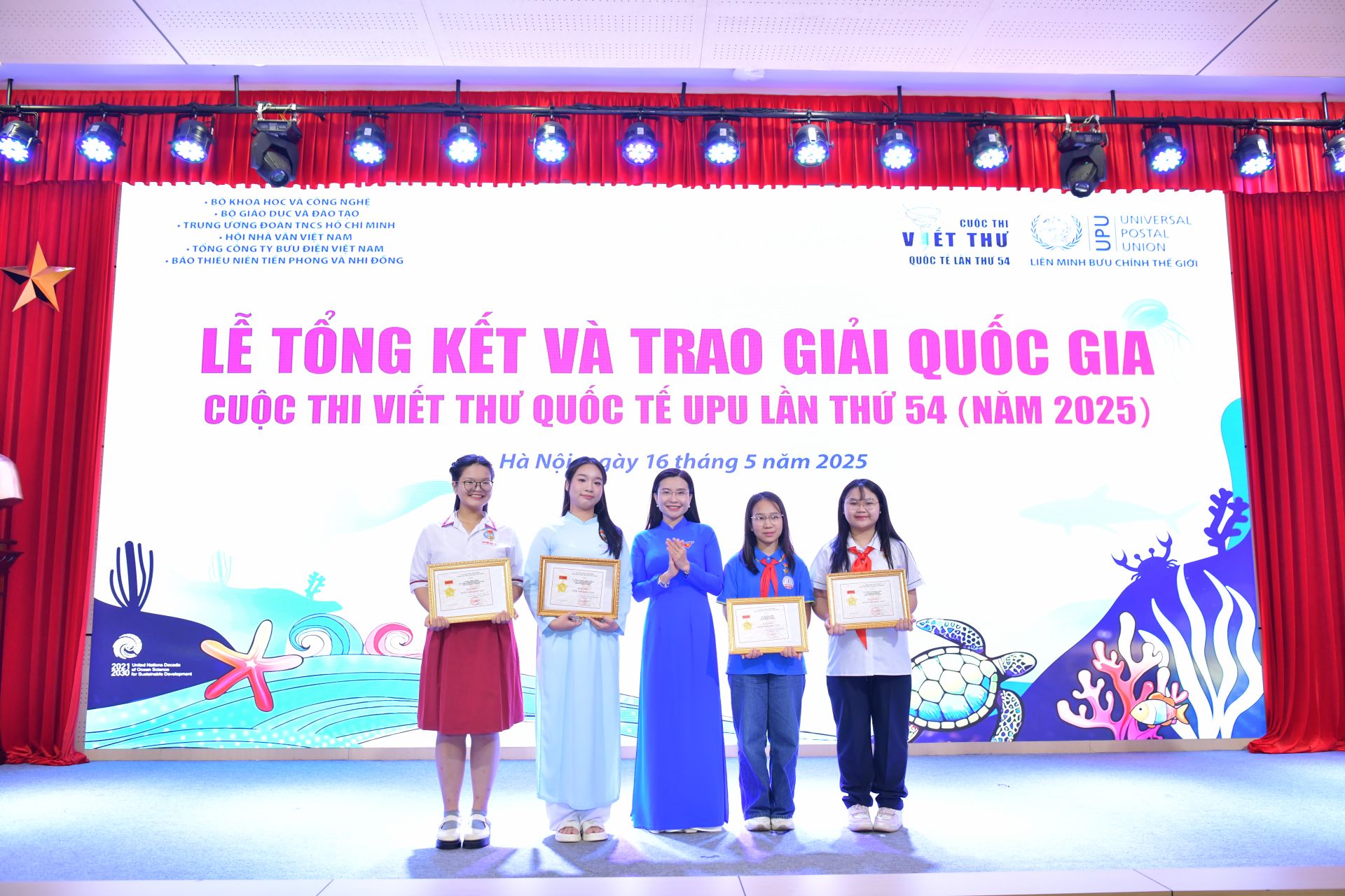 Chị Nguyễn Phạm Duy Trang Trang trao Huy hiệu Tuổi trẻ sáng tạo cho các thí sinh đoạt giải Nhất và Nhì của cuộc thi