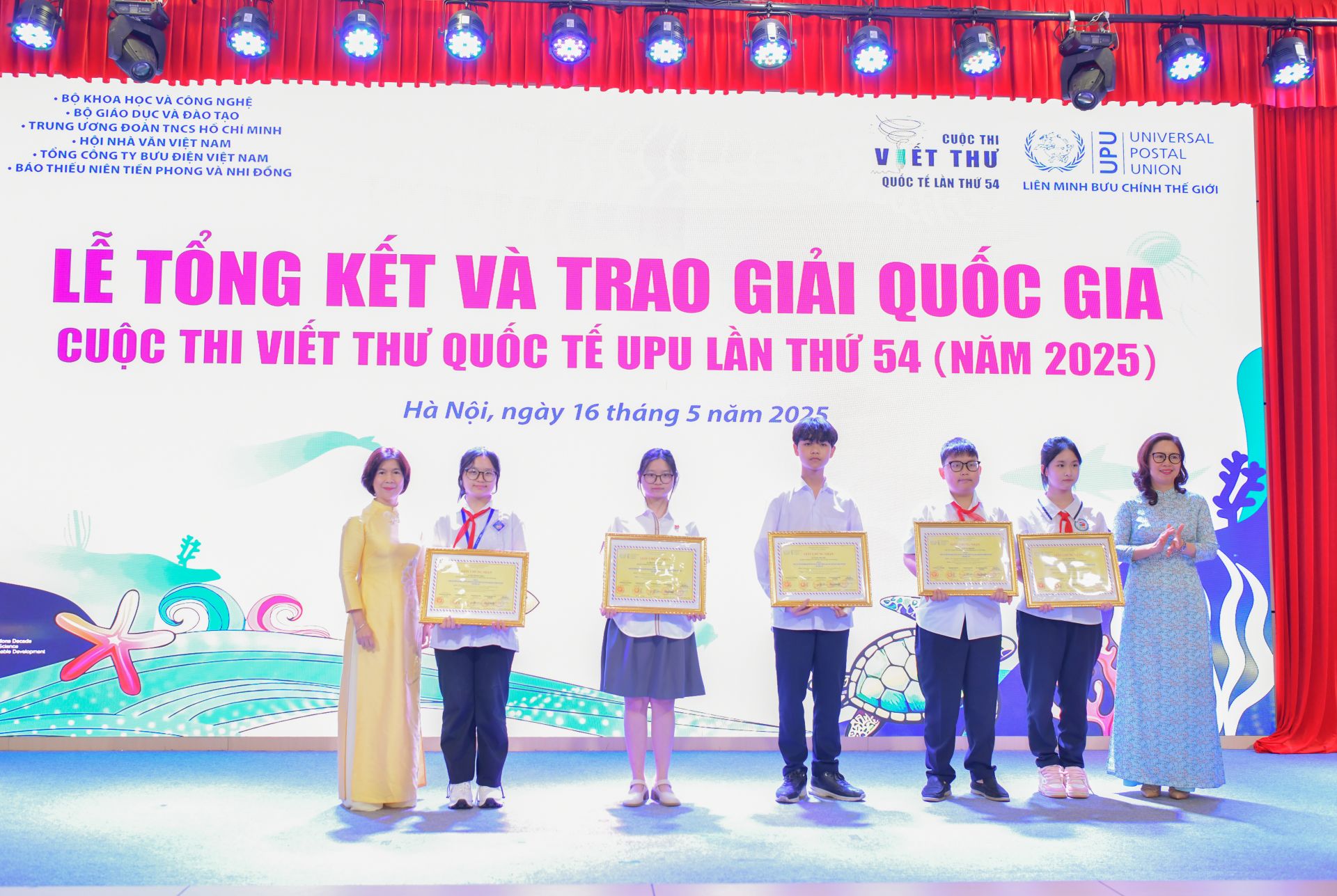 Trao giải Ba cho các bạn học sinh