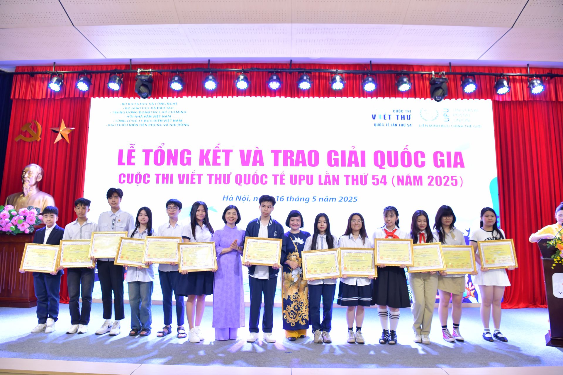 Trao giải Khuyến khích và Cây bút triển vọng cho các bạn học sinh