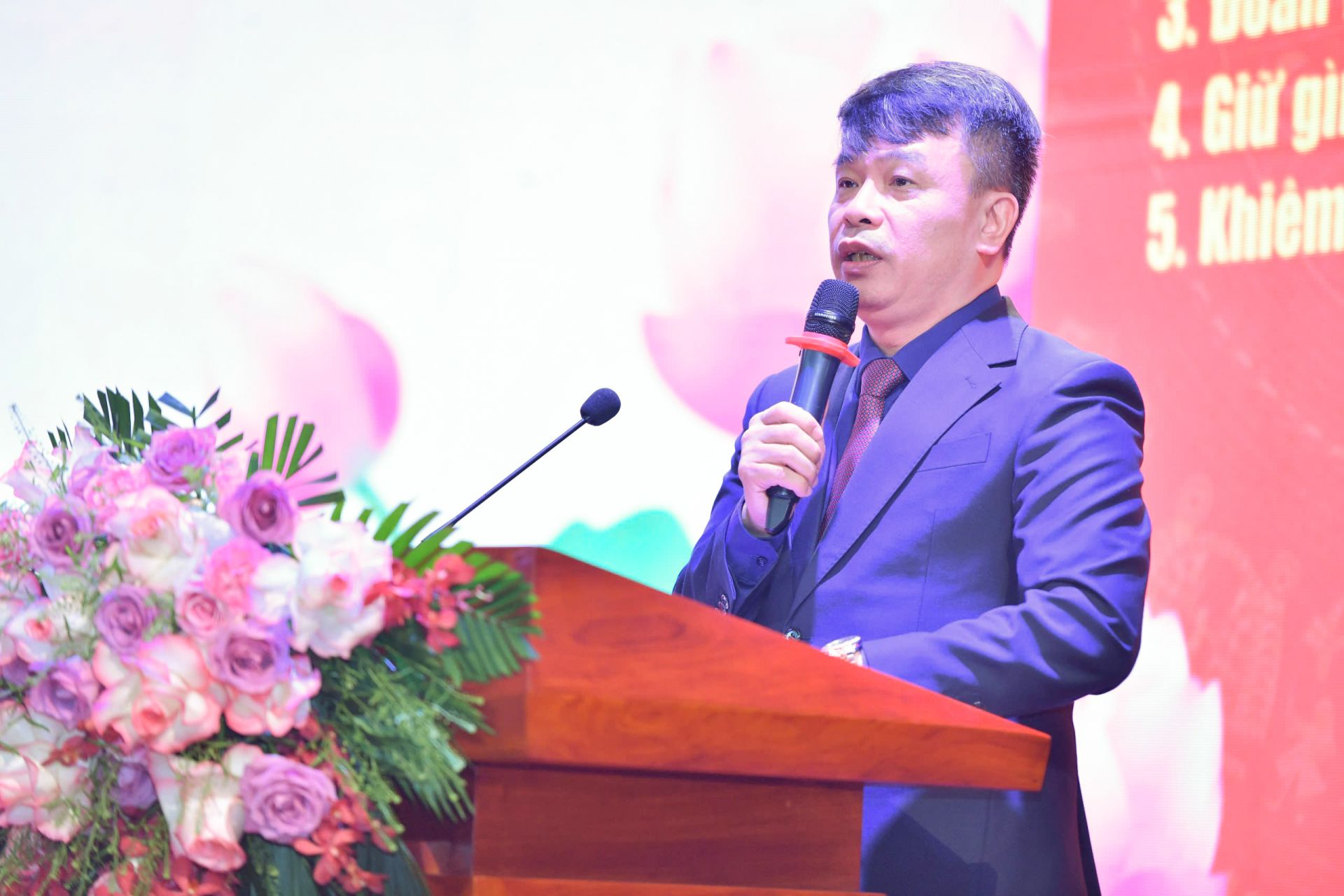 Nhà văn, nhà báo Nguyễn Phan Khuê phát biểu tại buổi lễ Nhà văn, nhà báo Nguyễn Phan Khuê phát biểu tại buổi lễ
