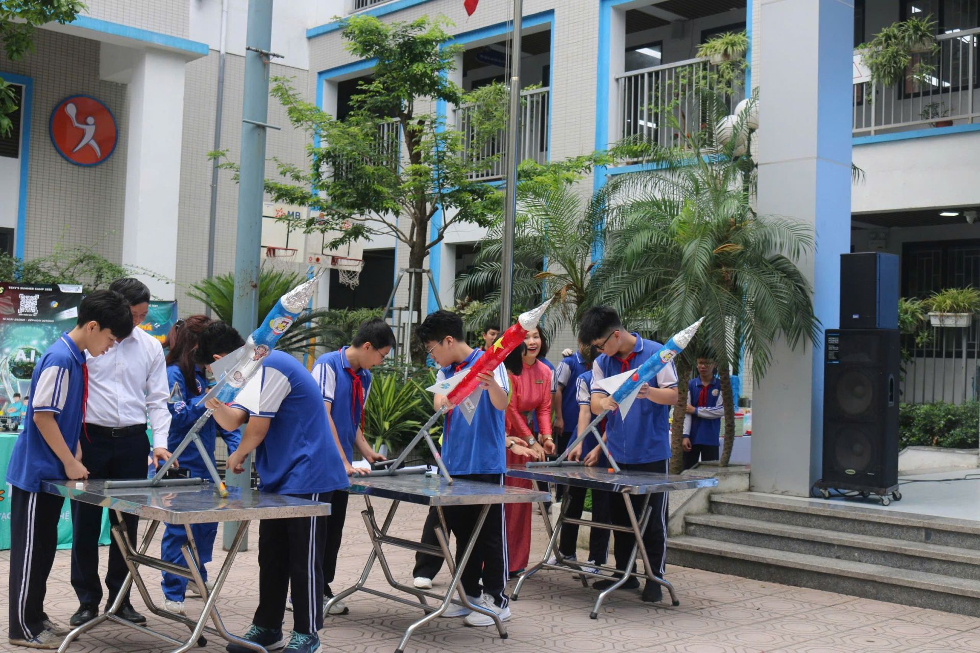 Đại biểu và cô trò trường THCS Thành công khởi động ngày hội với màn bắn “tên lửa” ấn tượng. Đại biểu và cô trò trường THCS Thành công khởi động ngày hội với màn bắn “tên lửa” ấn tượng.