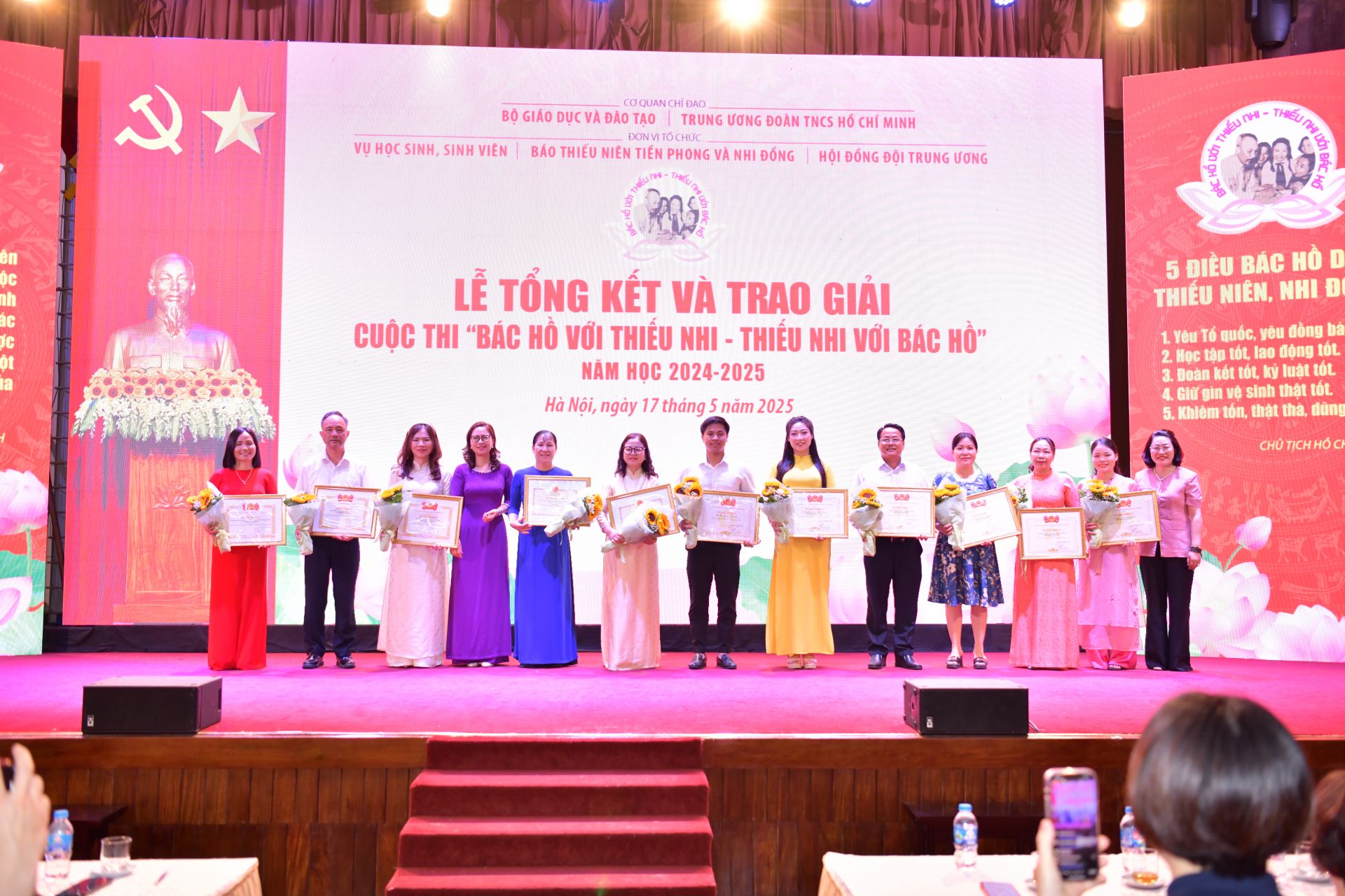 Ban tổ chức trao giải Tập thể cho các nhà trường tích cực hưởng ứng cuộc thi
