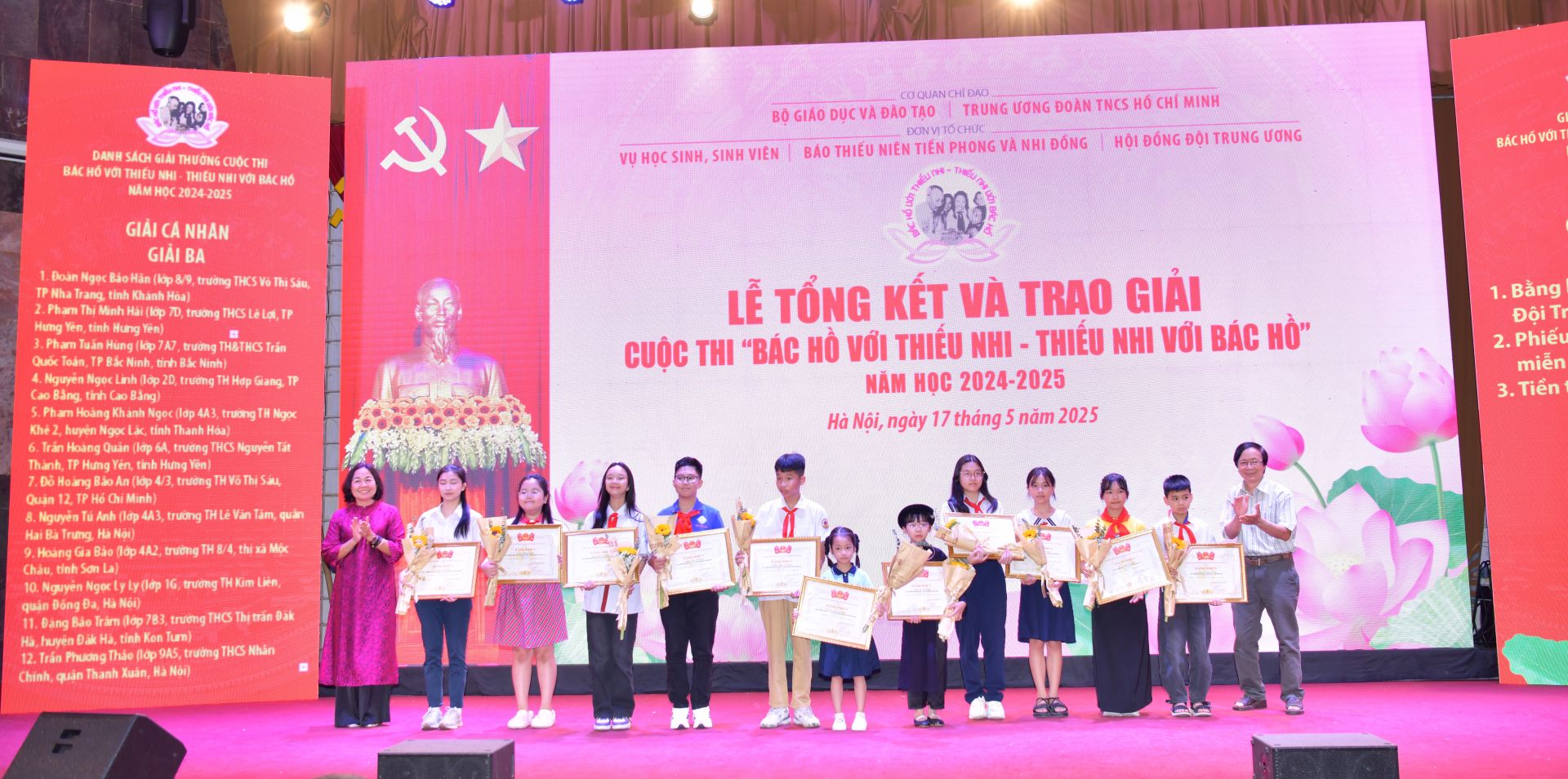 Ban tổ chức trao giải Ba cho các bạn học sinh đoạt giải