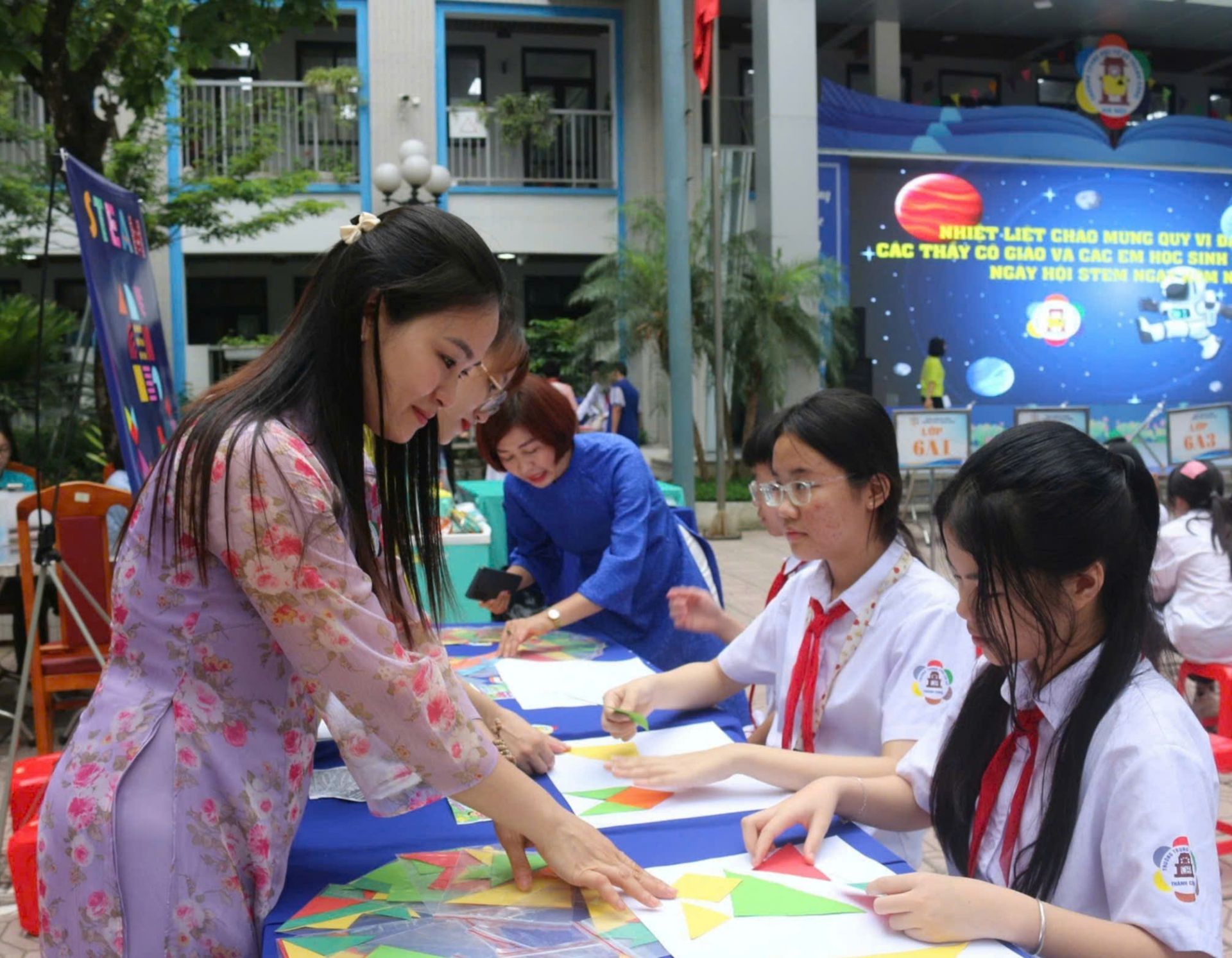 “Trò chơi hình học” của các cô giáo trường THCS Thành Công khiến học sinh thích thú tại ngày hội. “Trò chơi hình học” của các cô giáo trường THCS Thành Công khiến học sinh thích thú tại ngày hội.