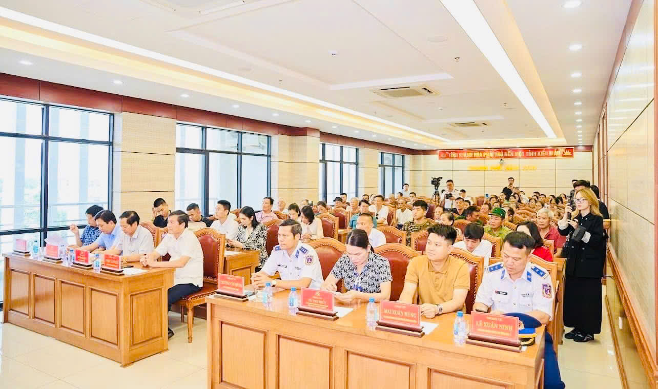 Toàn cảnh hội nghị thăm, tặng quà gia đình chính sách, nhân dân có hoàn cảnh khó khăn diễn ra chiều ngày 15/05 tại hội trường Thành ủy Sầm Sơn Toàn cảnh hội nghị thăm, tặng quà gia đình chính sách, nhân dân có hoàn cảnh khó khăn diễn ra chiều ngày 15/05 tại hội trường Thành ủy Sầm Sơn