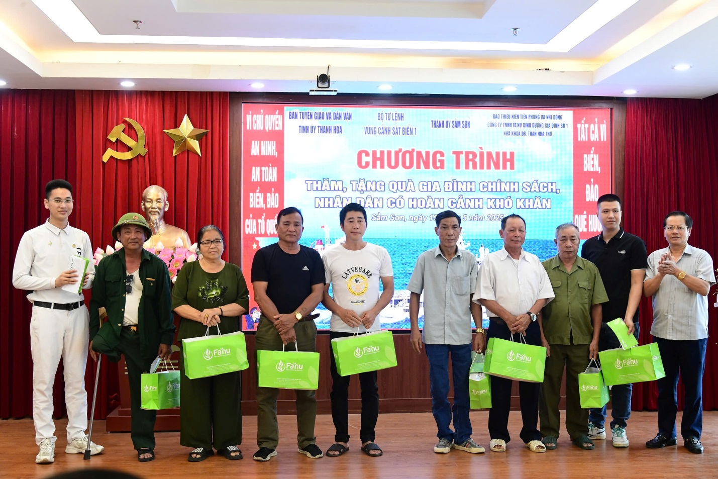 Đại diện Công ty TNHH Fa'nu Dinh Dưỡng Gia Đình Số 1 và Công ty CP TM và XNK Vitacare trao tặng quà tại chương trình Đại diện Công ty TNHH Fa'nu Dinh Dưỡng Gia Đình Số 1 và Công ty CP TM và XNK Vitacare trao tặng quà tại chương trình