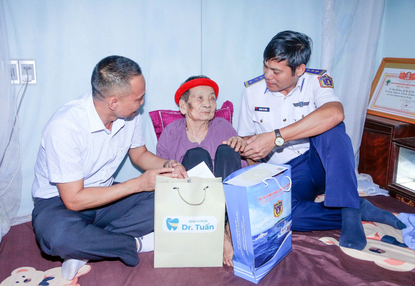 Đại diện Bộ Tư lệnh Vùng Cảnh sát Biển 1 và Nha khoa Dr.Tuấn Nhà Thờ thăm và tặng quà cho mẹ Việt Nam anh hùng Đặng Thị Xoan, 104 tuổi ở xã Đại Hùng Đại diện Bộ Tư lệnh Vùng Cảnh sát Biển 1 và Nha khoa Dr.Tuấn Nhà Thờ thăm và tặng quà cho mẹ Việt Nam anh hùng Đặng Thị Xoan, 104 tuổi ở xã Đại Hùng