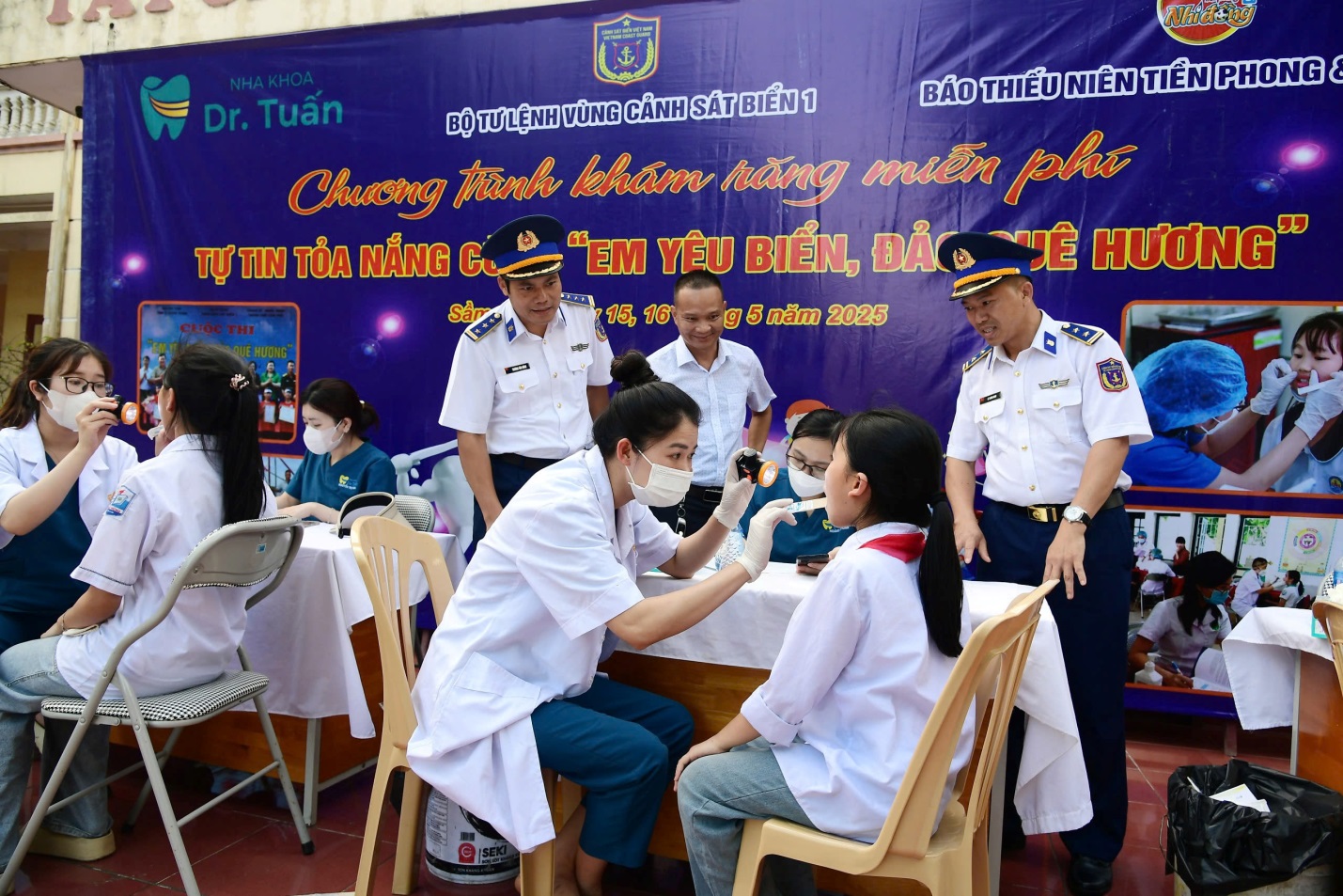 Chương trình khám răng miễn phí Tự tin tỏa nắng cùng “Em yêu biển, đảo quê hương” và trao tặng 300 chiếc áo mưa cho 300 em học sinh do Báo Thiếu niên Tiền phong và Nhi đồng; Nha khoa Dr.Tuấn Nhà Thờ và Bộ Tư lệnh Vùng Cảnh sát biển 1 tổ chức Chương trình khám răng miễn phí Tự tin tỏa nắng cùng “Em yêu biển, đảo quê hương” và trao tặng 300 chiếc áo mưa cho 300 em học sinh do Báo Thiếu niên Tiền phong và Nhi đồng; Nha khoa Dr.Tuấn Nhà Thờ và Bộ Tư lệnh Vùng Cảnh sát biển 1 tổ chức