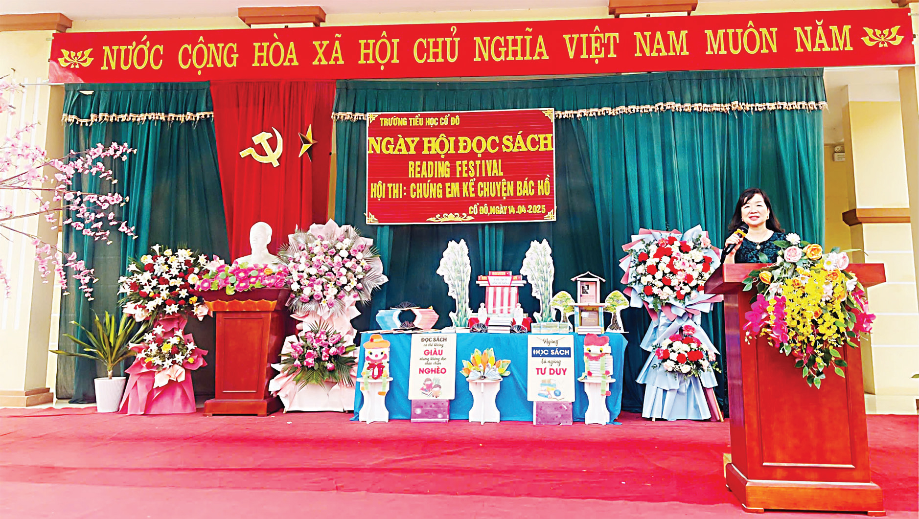 Nhà giáo Hứa Thị Hồng Dung,
Hiệu trưởng nhà trường
phát biểu khai mạc chương trình Nhà giáo Hứa Thị Hồng Dung,
Hiệu trưởng nhà trường
phát biểu khai mạc chương trình