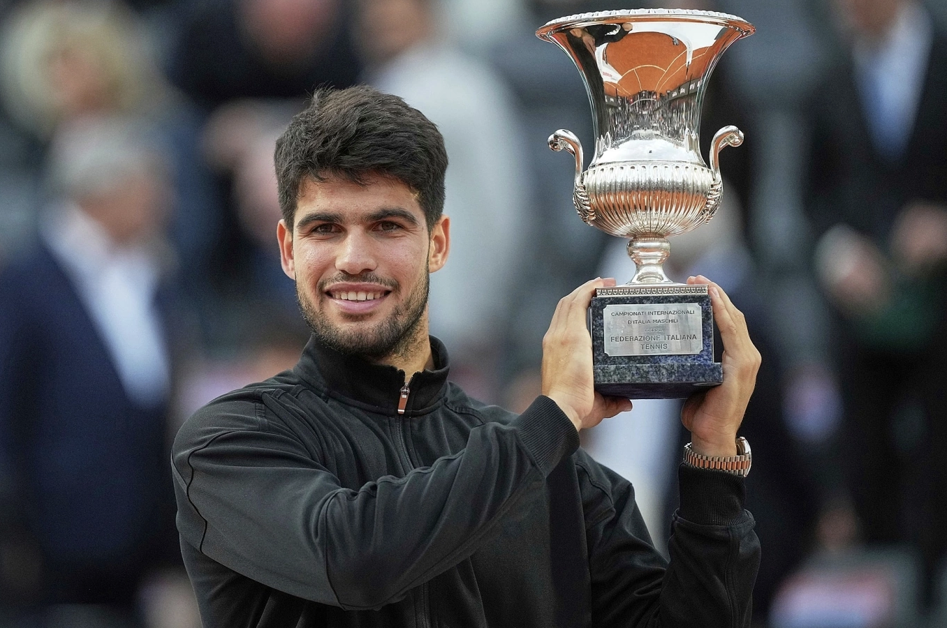 Alcaraz nâng cup sau trận chung kết Rome Masters. Alcaraz nâng cup sau trận chung kết Rome Masters.