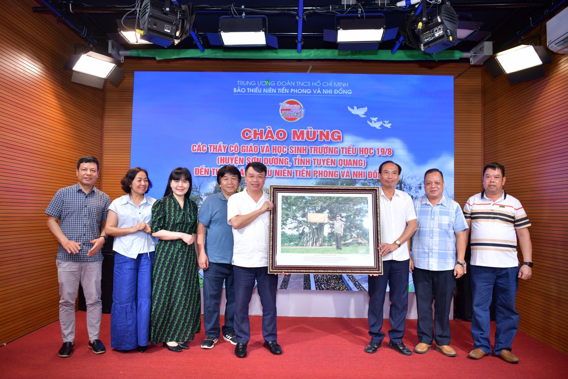 Món quà ý nghĩa nhà trường dành tặng báo Đội