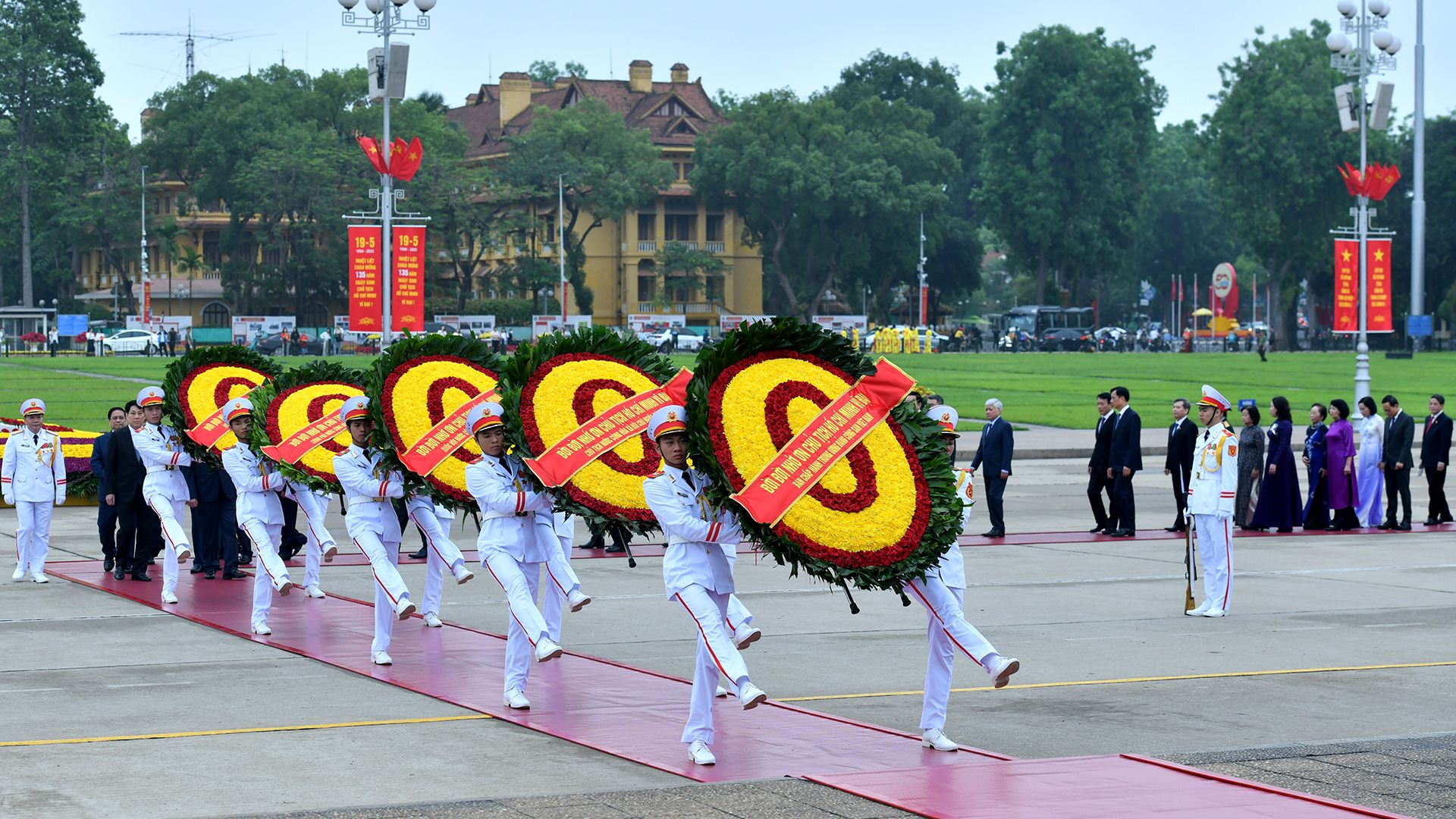 Sáng 19/5, đoàn đại biểu lãnh đạo Đảng, Nhà nước vào Lăng viếng Chủ tịch Hồ Chí Minh. Vòng hoa của đoàn mang dòng chữ "Đời đời nhớ ơn Chủ tịch Hồ Chí Minh vĩ đại". Sáng 19/5, đoàn đại biểu lãnh đạo Đảng, Nhà nước vào Lăng viếng Chủ tịch Hồ Chí Minh. Vòng hoa của đoàn mang dòng chữ "Đời đời nhớ ơn Chủ tịch Hồ Chí Minh vĩ đại".