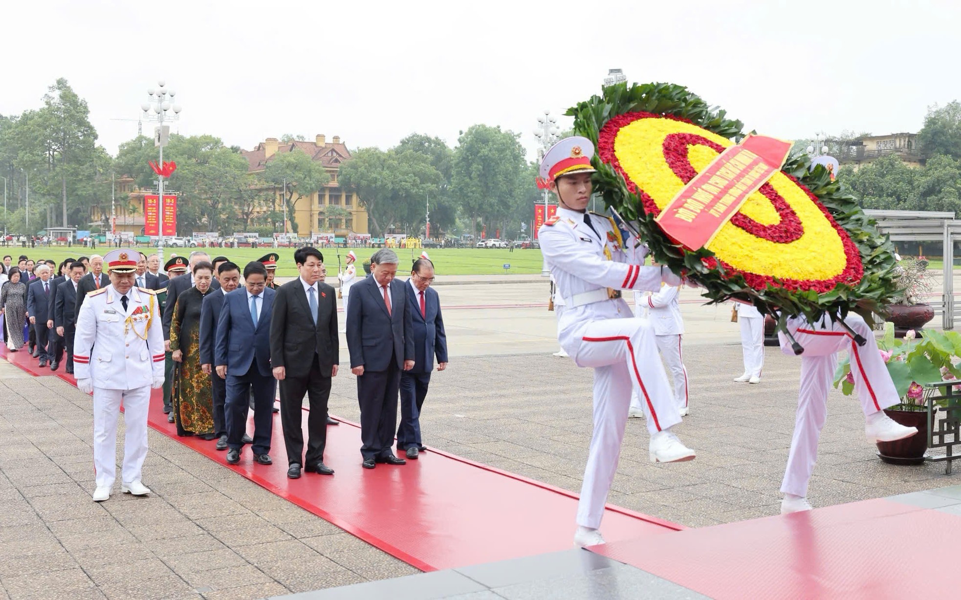 Đoàn đại biểu do Tổng Bí thư Tô Lâm dẫn đầu. Tham gia đoàn có Chủ tịch nước Lương Cường, Thủ tướng Chính phủ Phạm Minh Chính, Chủ tịch Quốc hội Trần Thanh Mẫn, các đồng chí lãnh đạo, nguyên lãnh đạo Đảng, Nhà nước. Đoàn đại biểu do Tổng Bí thư Tô Lâm dẫn đầu. Tham gia đoàn có Chủ tịch nước Lương Cường, Thủ tướng Chính phủ Phạm Minh Chính, Chủ tịch Quốc hội Trần Thanh Mẫn, các đồng chí lãnh đạo, nguyên lãnh đạo Đảng, Nhà nước.