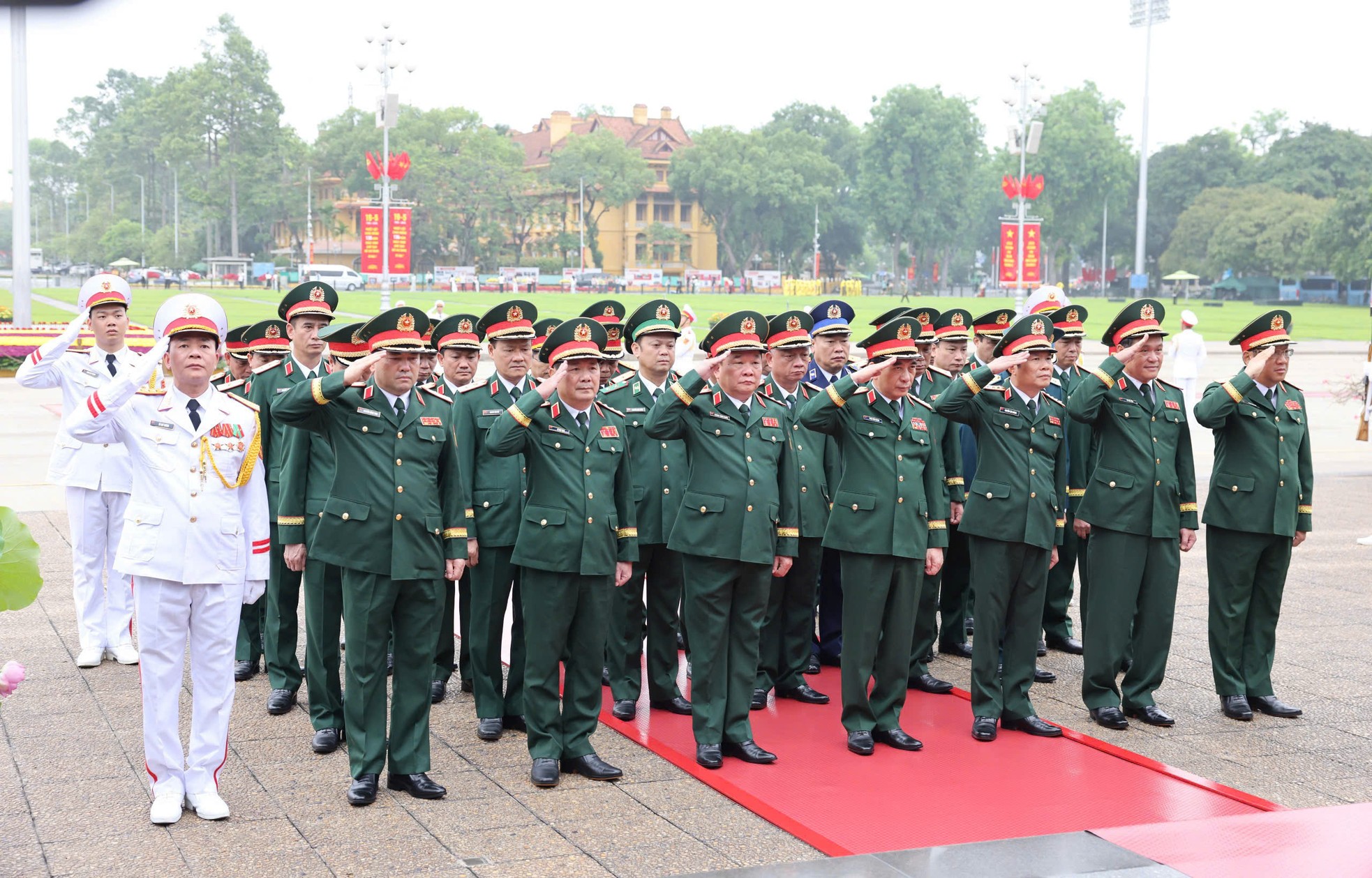 Đoàn đại biểu Quân ủy Trung ương - Bộ Quốc phòng thành kính tưởng nhớ Chủ tịch Hồ Chí Minh. Đoàn đại biểu Quân ủy Trung ương - Bộ Quốc phòng thành kính tưởng nhớ Chủ tịch Hồ Chí Minh.