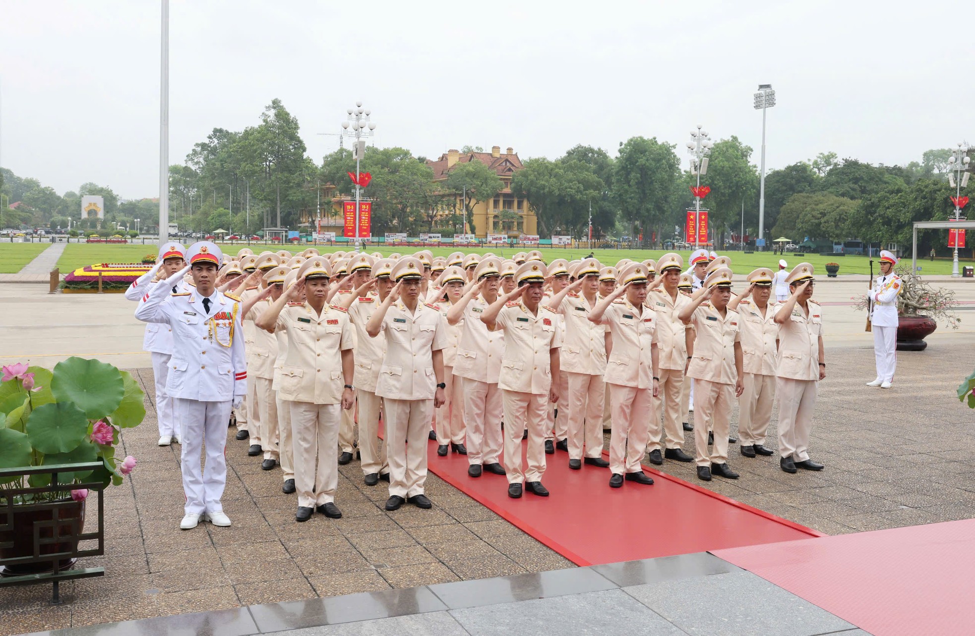 Đoàn đại biểu Đảng ủy Công an Trung ương - Bộ Công an thành kính tưởng nhớ Chủ tịch Hồ Chí Minh. Đoàn đại biểu Đảng ủy Công an Trung ương - Bộ Công an thành kính tưởng nhớ Chủ tịch Hồ Chí Minh.