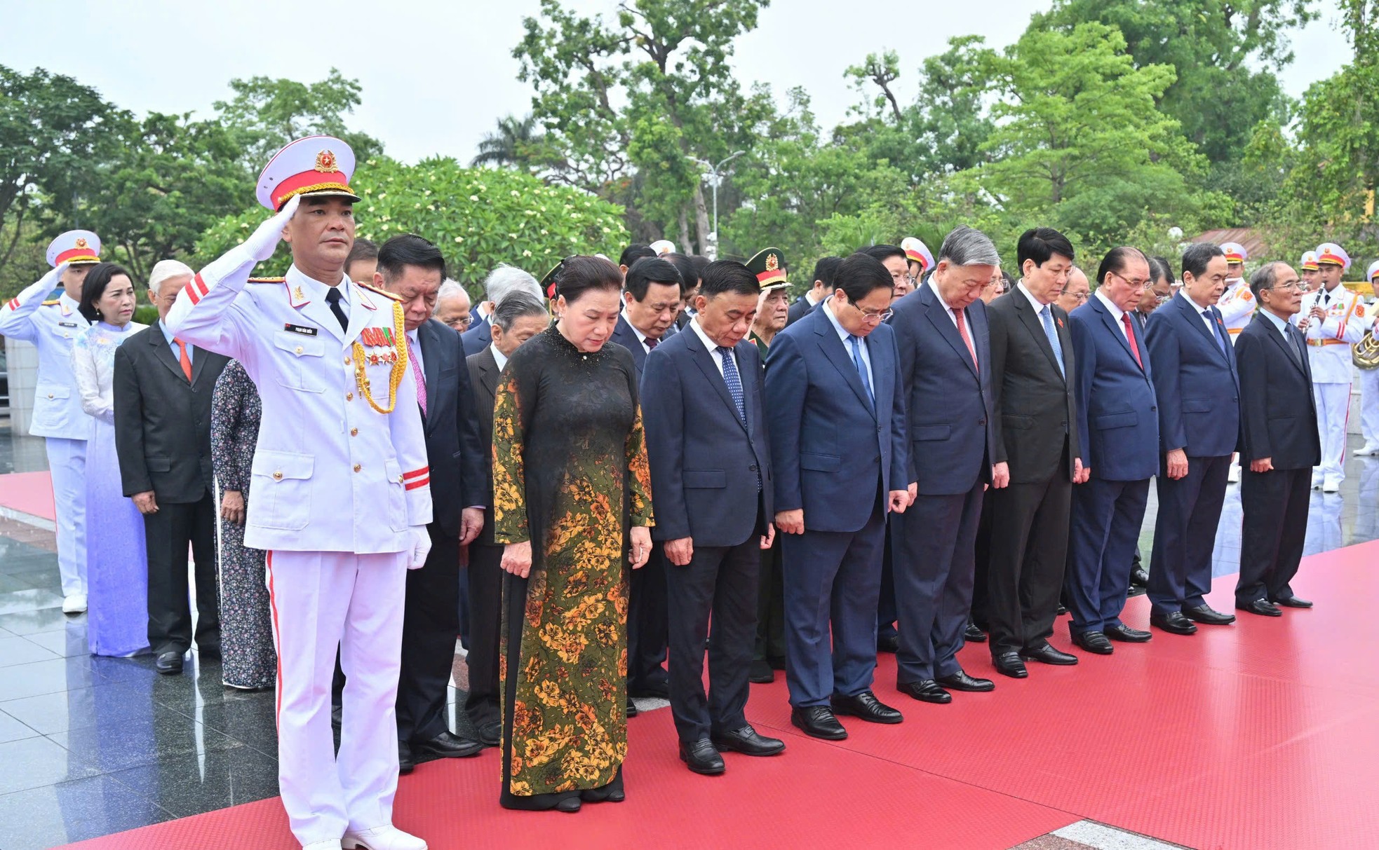 Cũng trong sáng 19/5, đoàn đại biểu lãnh đạo Đảng, Nhà nước đã tới đặt vòng hoa tưởng niệm các anh hùng, liệt sỹ tại Đài tưởng niệm các Anh hùng liệt sĩ trên đường Bắc Sơn. Cũng trong sáng 19/5, đoàn đại biểu lãnh đạo Đảng, Nhà nước đã tới đặt vòng hoa tưởng niệm các anh hùng, liệt sỹ tại Đài tưởng niệm các Anh hùng liệt sĩ trên đường Bắc Sơn.