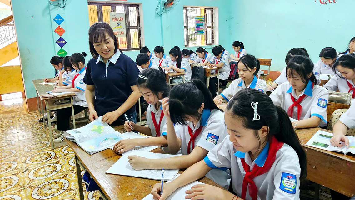 Cô Chí bên các bạn học sinh Cô Chí bên các bạn học sinh