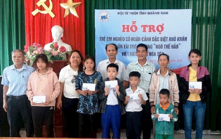 Trao tặng quà cho học sinh đặc biệt khó khăn tại Nam Giang và Đại Lộc Trao tặng quà cho học sinh đặc biệt khó khăn tại Nam Giang và Đại Lộc