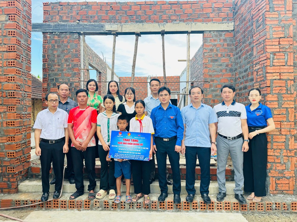 3 chị em Phạm Lê Bảo Nguyên, Phạm Lê Bảo Ngọc, Phạm Đức Phát nhận hỗ trợ 40 triệu đồng 3 chị em Phạm Lê Bảo Nguyên, Phạm Lê Bảo Ngọc, Phạm Đức Phát nhận hỗ trợ 40 triệu đồng