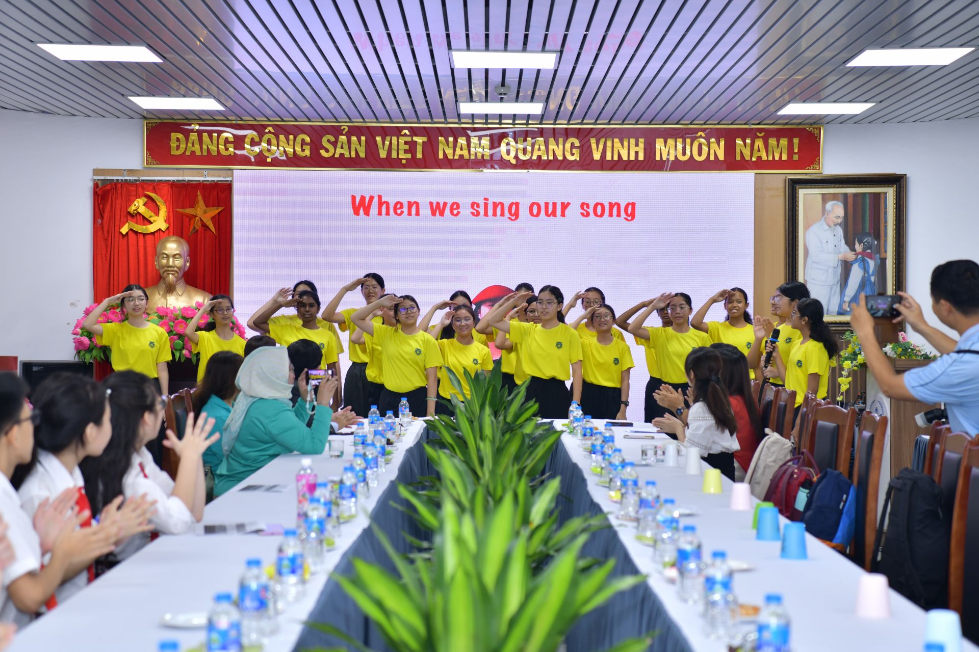 Học sinh 2 trường giao lưu văn hóa với các tiết mục văn nghệ đặc sắc