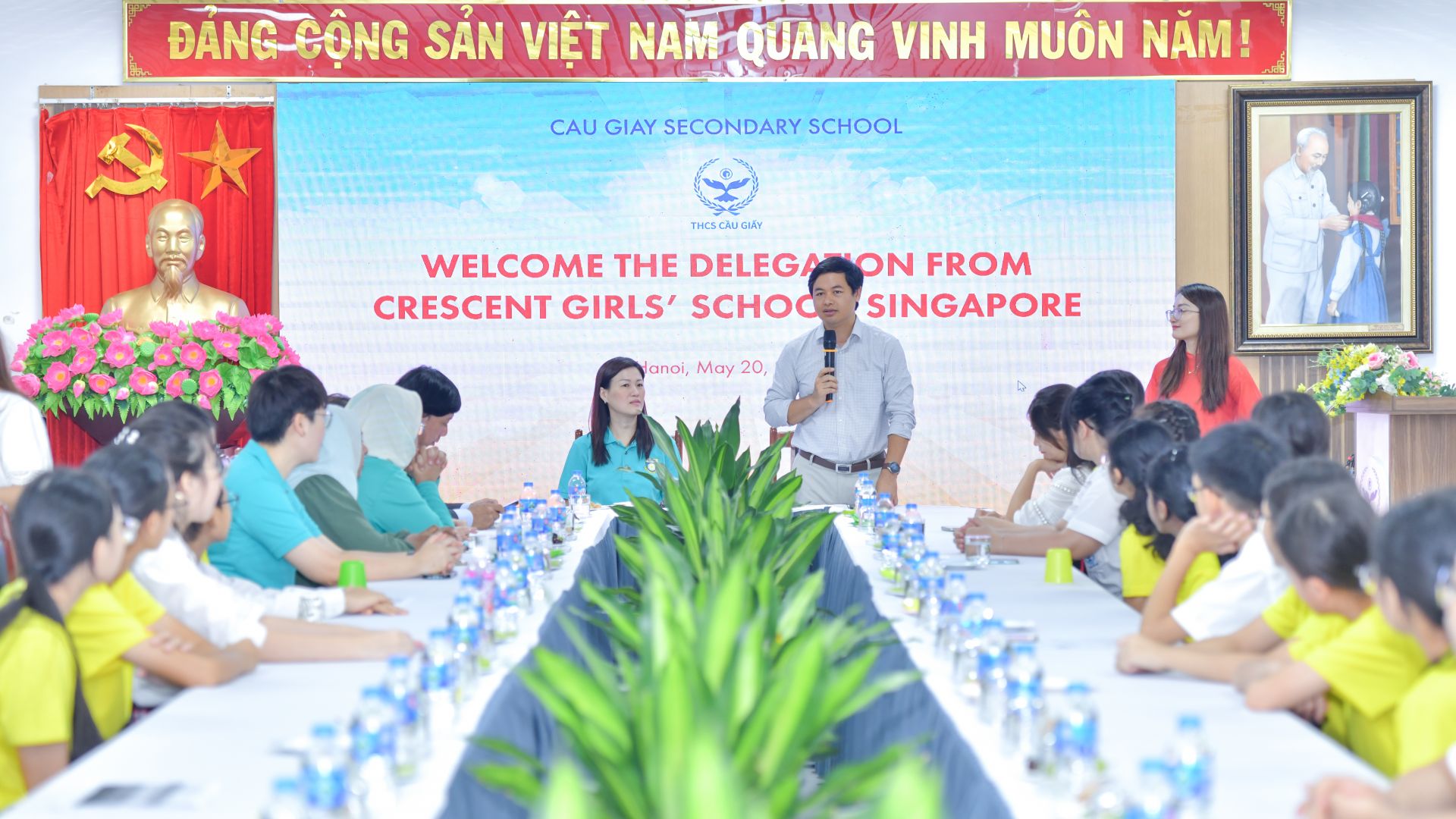 Nhà giáo Lưu Văn Thông cùng tập thể giáo viên, học sinh nhà trường chào mừng các bạn hóc sinh