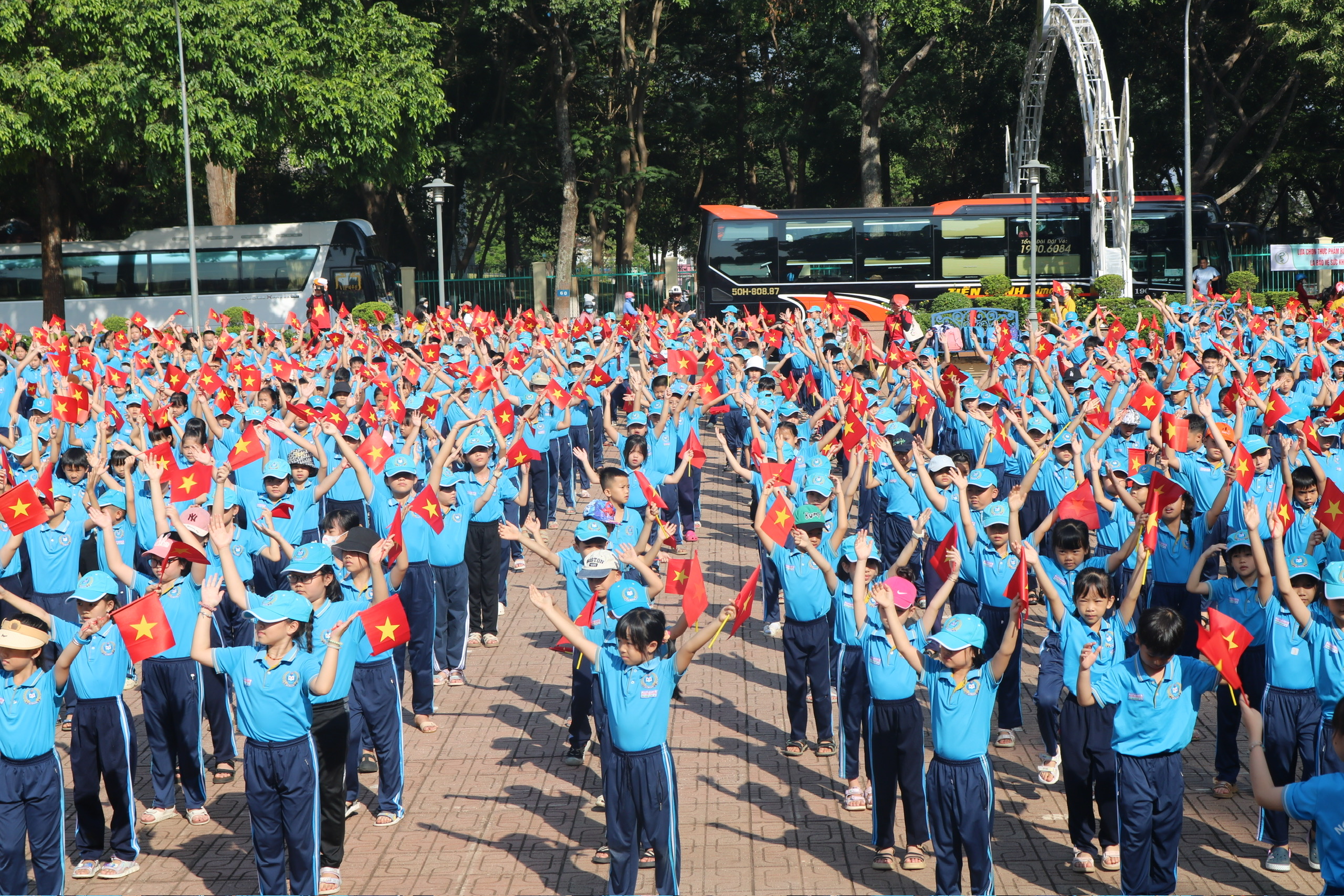 Sân trường rực rỡ trong những ngày tháng Tư lịch sử