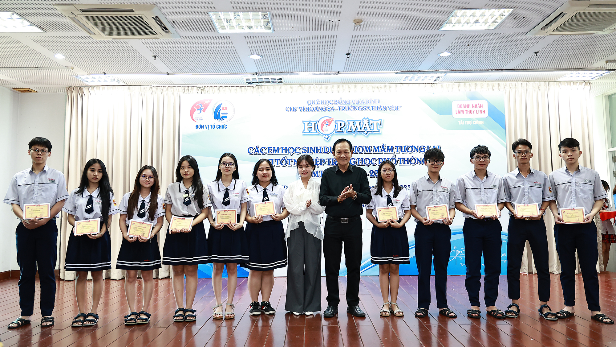 Đại diện nhà tài trợ trao quà động viên tinh thần các em trước kỳ thi