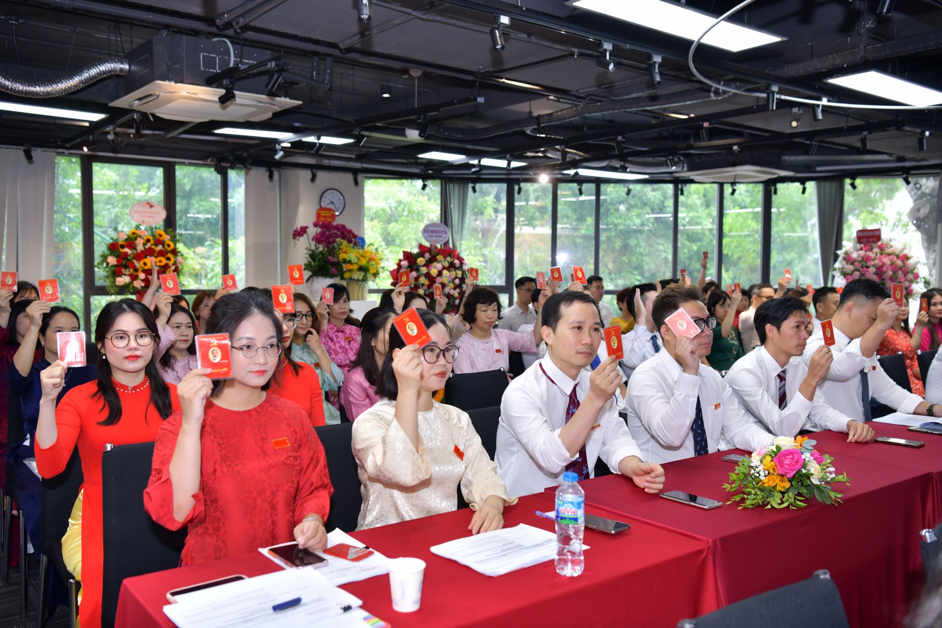 Các đại biểu biểu quyết thông qua chương trình Đại hội