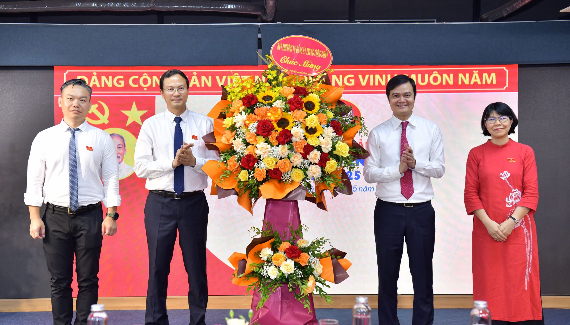 Bí thư thứ nhất T.Ư Đoàn Bùi Quang Huy tặng lẵng hoa chúc mừng Đại hội Đảng bộ NXB Kim Đồng