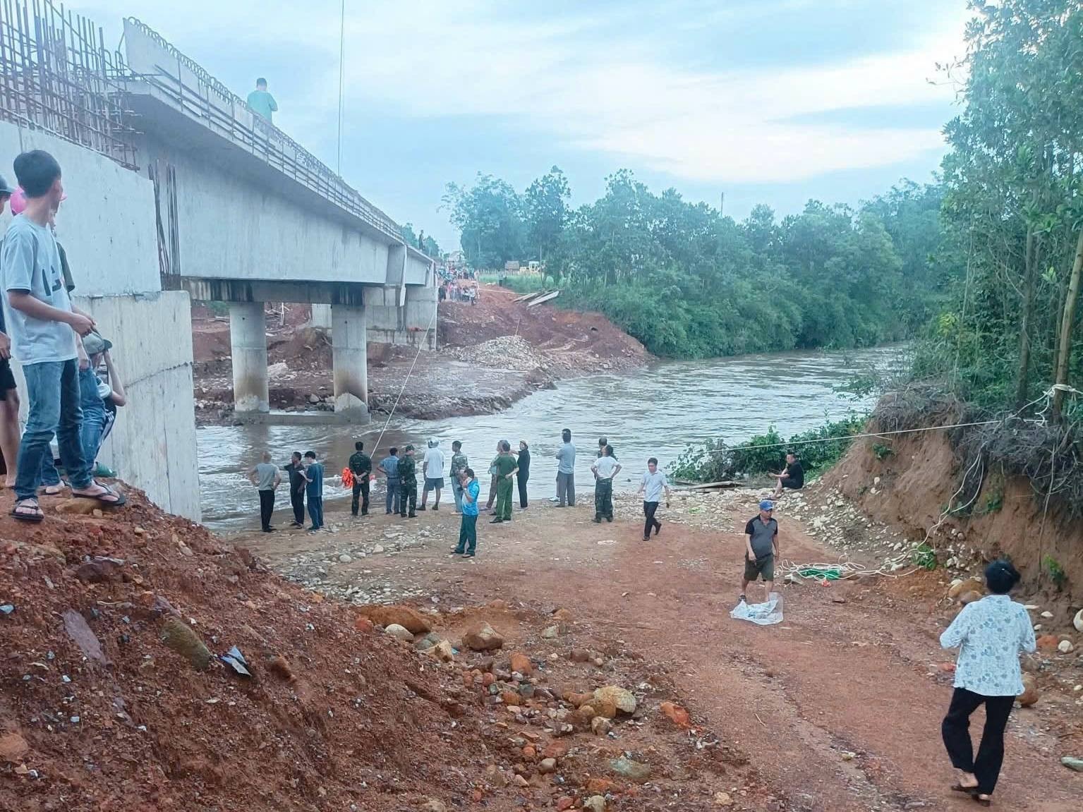 Các cơ quan chức năng khẩn trường tìm kiếm học sinh mất tích do lũ cuốn tại Quảng Ninh Các cơ quan chức năng khẩn trường tìm kiếm học sinh mất tích do lũ cuốn tại Quảng Ninh