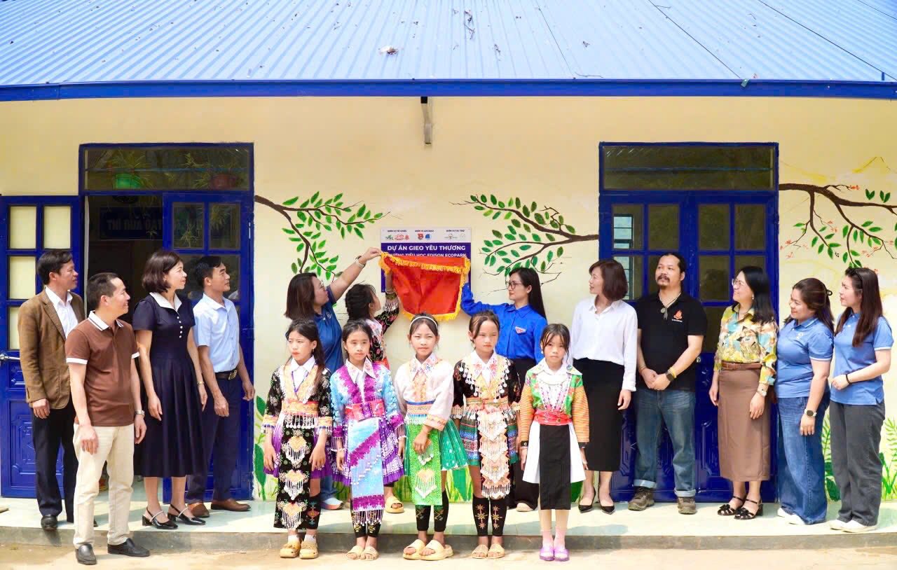 Công trình “Trường đẹp cho em” không chỉ là món quà vật chất mà còn là nguồn động viên to lớn, mở ra hy vọng mới cho những em nhỏ người Mông, Dao đang ngày ngày vượt rừng tìm con chữ Công trình “Trường đẹp cho em” không chỉ là món quà vật chất mà còn là nguồn động viên to lớn, mở ra hy vọng mới cho những em nhỏ người Mông, Dao đang ngày ngày vượt rừng tìm con chữ