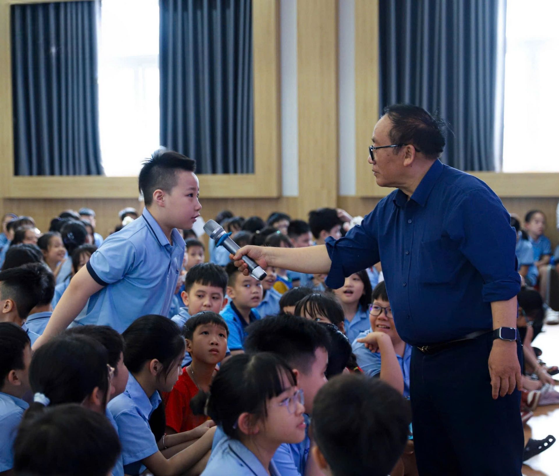 Nhà thơ Trần Đăng Khoa lắng nghe những tâm sự của các cây bút nhí Nhà thơ Trần Đăng Khoa lắng nghe những tâm sự của các cây bút nhí