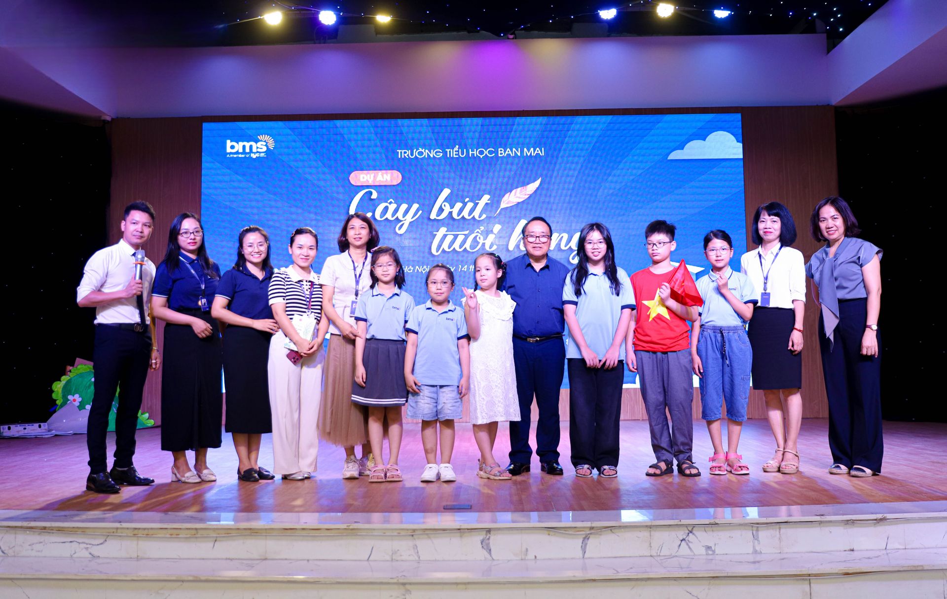Sân chơi “Cây bút tuổi hồng” 2025 đầy ắp niềm vui với sự đồng hành
của nhà thơ Trần Đăng Khoa Sân chơi “Cây bút tuổi hồng” 2025 đầy ắp niềm vui với sự đồng hành
của nhà thơ Trần Đăng Khoa