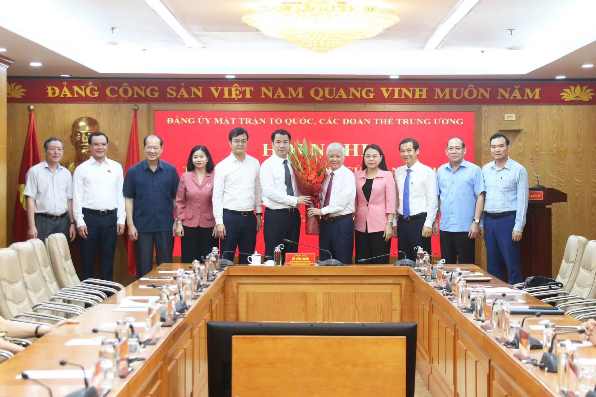 Bác Đỗ Văn Chiến - Ủy viên Bộ Chính trị - Chủ tịch MTTQ Việt Nam cùng Ban Thường vụ Đảng ủy MTTQ Việt Nam, các đoàn thể T.Ư chúc mừng anh Ngô Văn Cương nhận nhiệm vụ mới Bác Đỗ Văn Chiến - Ủy viên Bộ Chính trị - Chủ tịch MTTQ Việt Nam cùng Ban Thường vụ Đảng ủy MTTQ Việt Nam, các đoàn thể T.Ư chúc mừng anh Ngô Văn Cương nhận nhiệm vụ mới