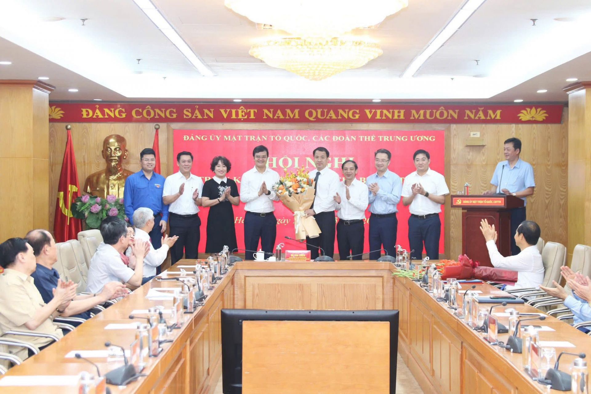 Bí thư thứ nhất T.Ư Đoàn Bùi Quang Huy cùng Ban thường vụ Đảng ủy T.Ư Đoàn chúc mừng tân Bí thư thứ nhất T.Ư Đoàn Bùi Quang Huy cùng Ban thường vụ Đảng ủy T.Ư Đoàn chúc mừng tân