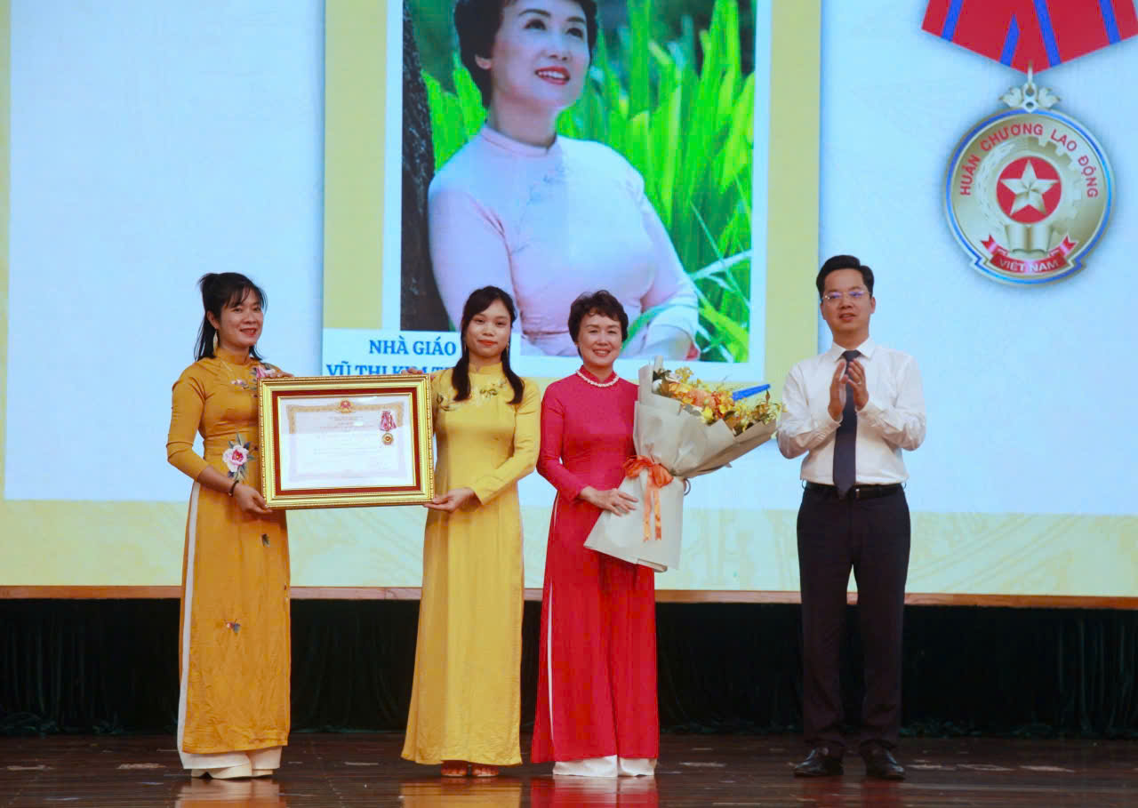Đại diện lãnh đạo quận Hoàn Kiếm trao thưởng cho các giáo viên có thành tích tốt trong năm học 2024-2025.