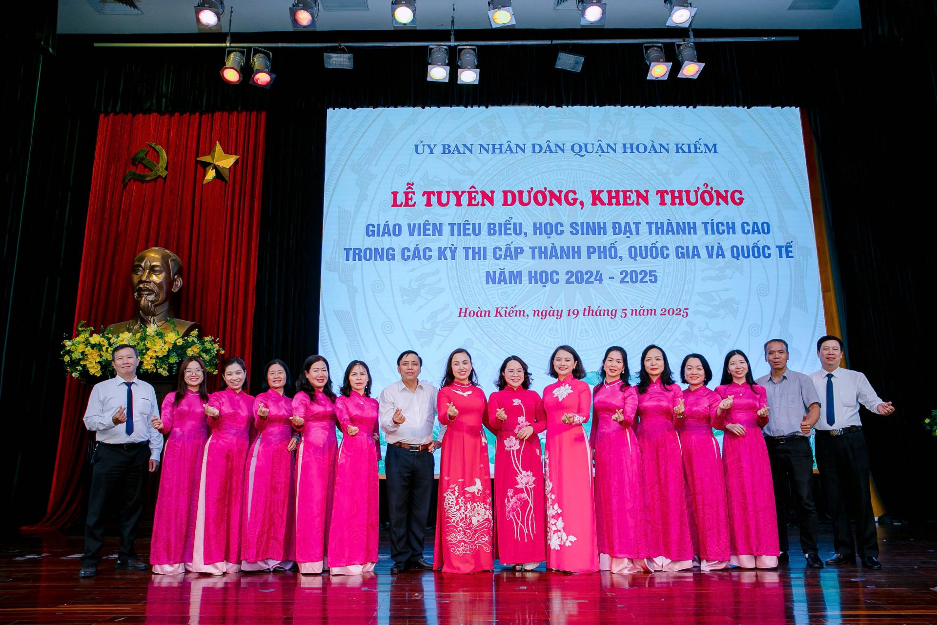 Các đại biểu tham dự lễ tuyên dương chụp ảnh lưu niệm tại chương trình