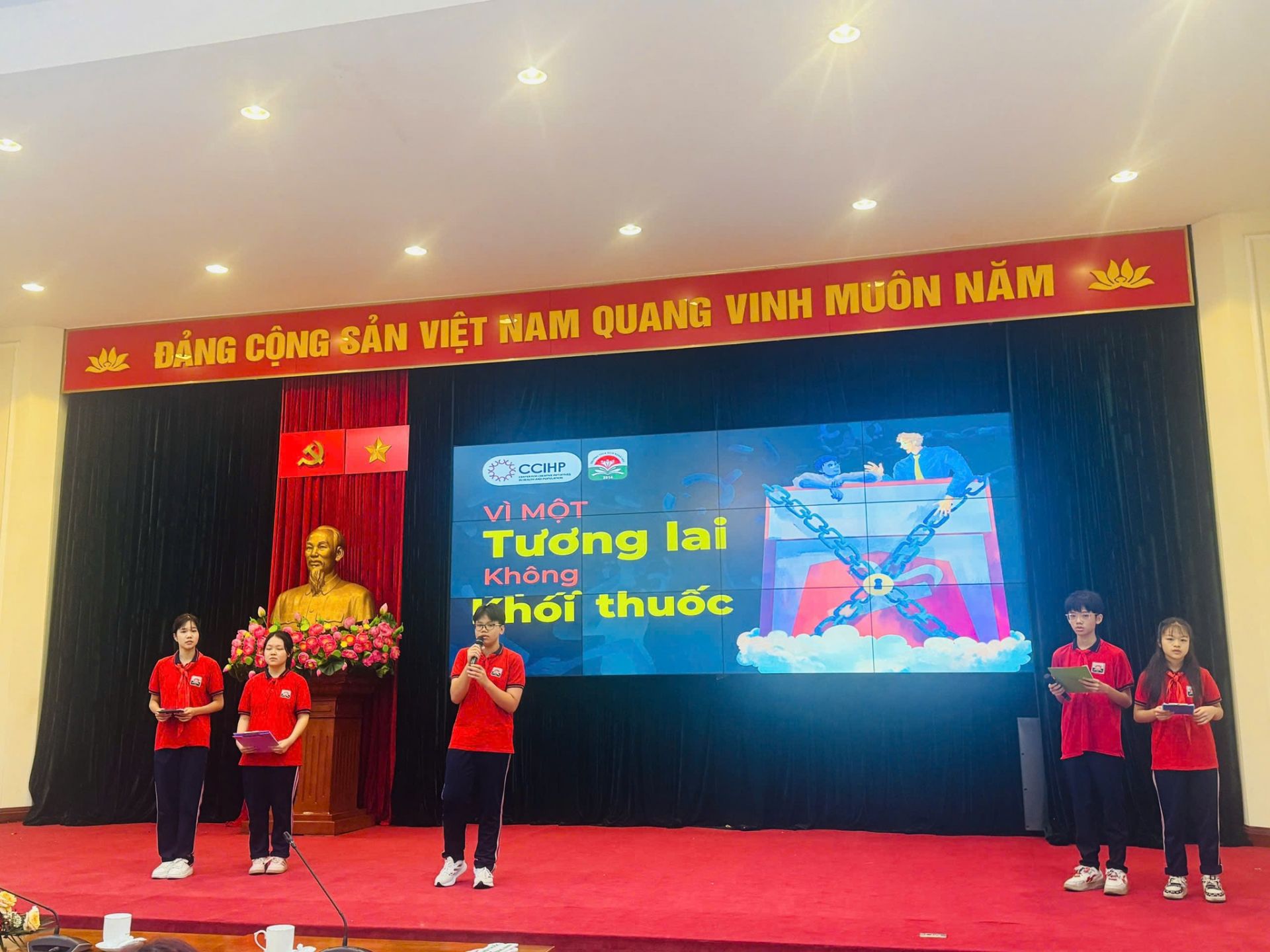 Bạn Hà Quang Hùng Anh cùng các bạn học sinh trường Dịch Vọng Hậu thuyết trình tại tọa đàm Bạn Hà Quang Hùng Anh cùng các bạn học sinh trường Dịch Vọng Hậu thuyết trình tại tọa đàm