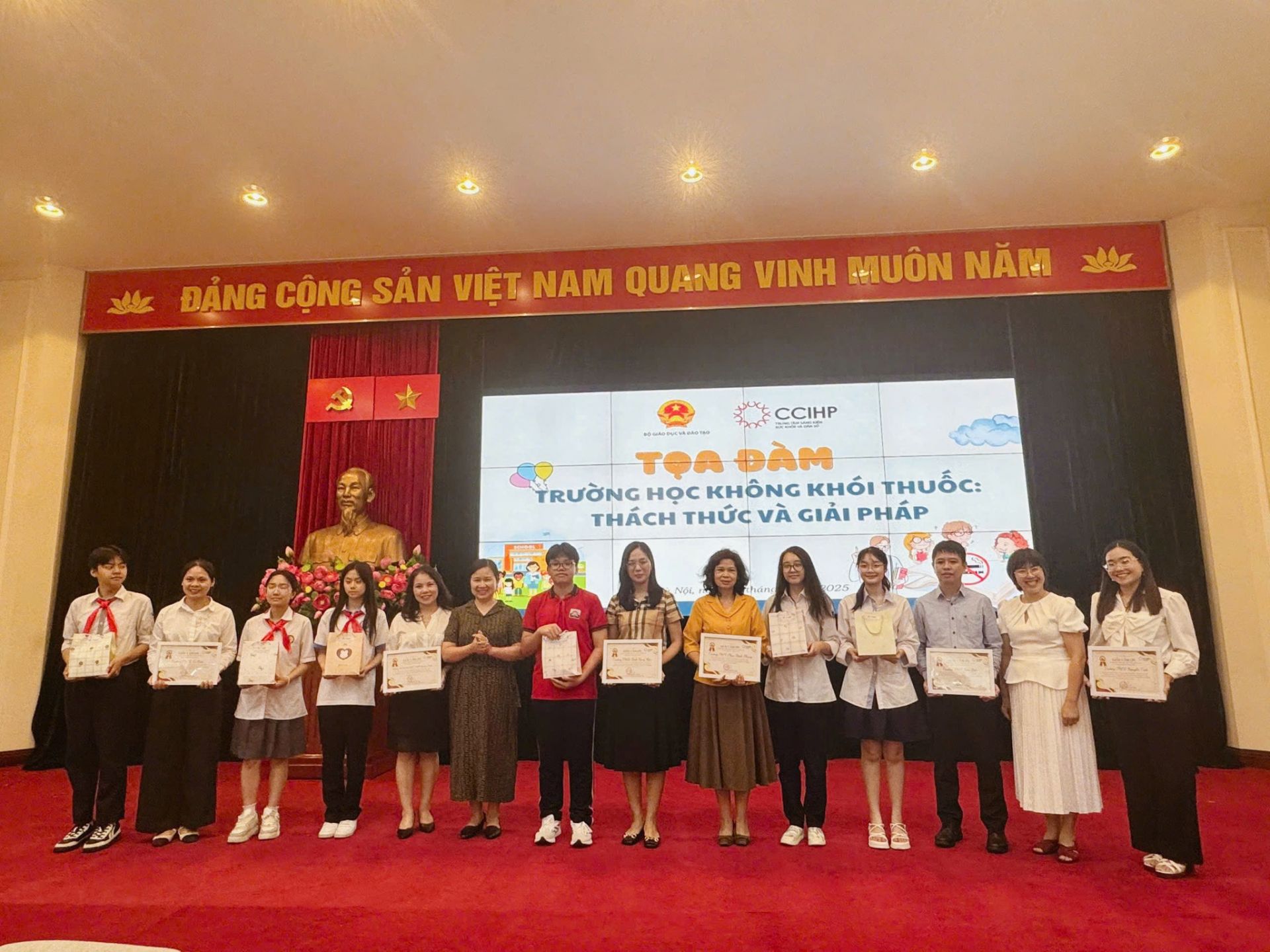Cô và trò trường Dịch Vọng Hậu nhận Thư cảm ơn và quà của Ban tổ chức tọa đàm Cô và trò trường Dịch Vọng Hậu nhận Thư cảm ơn và quà của Ban tổ chức tọa đàm